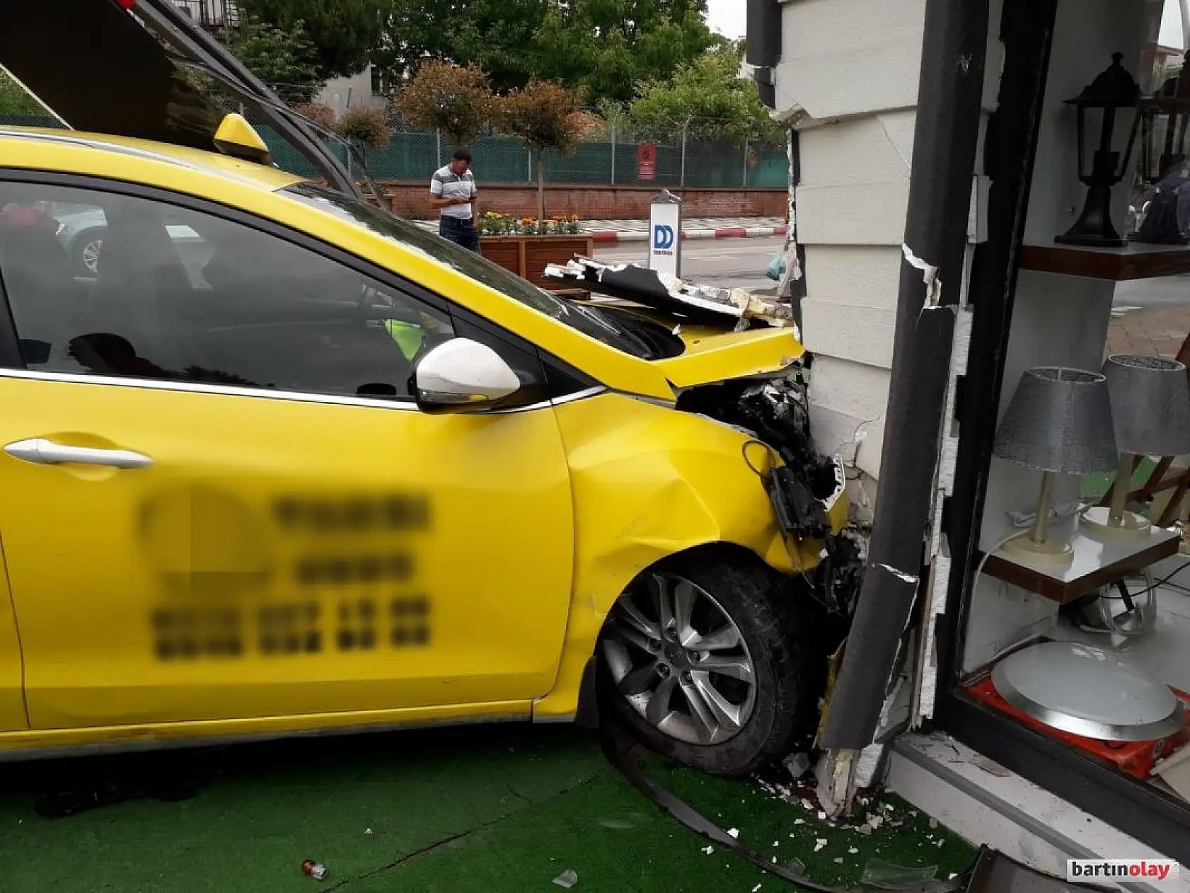 Kontrolden çıkan otomobil iş yerine çarptı