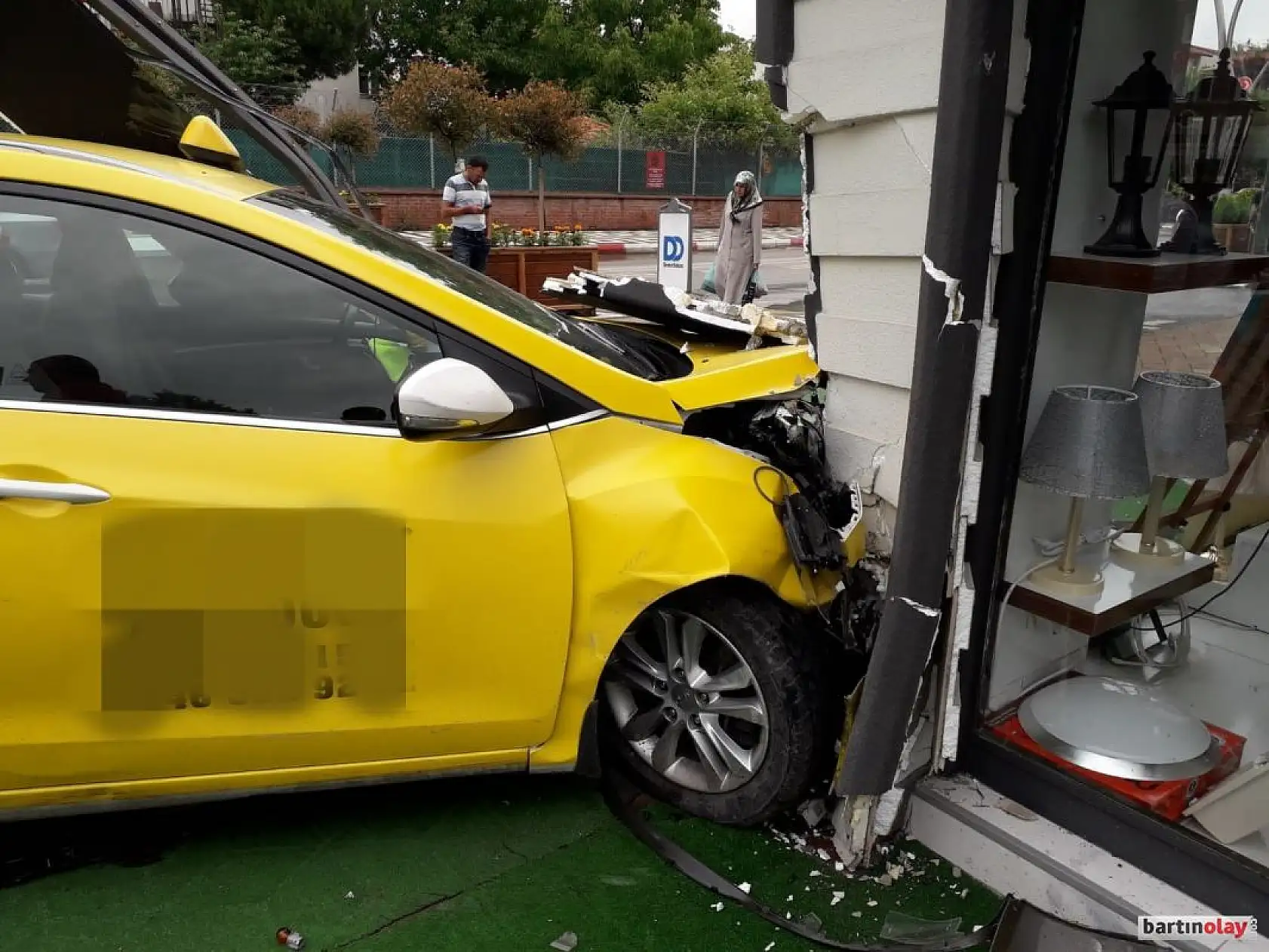 Kontrolden çıkan otomobil iş yerine çarptı