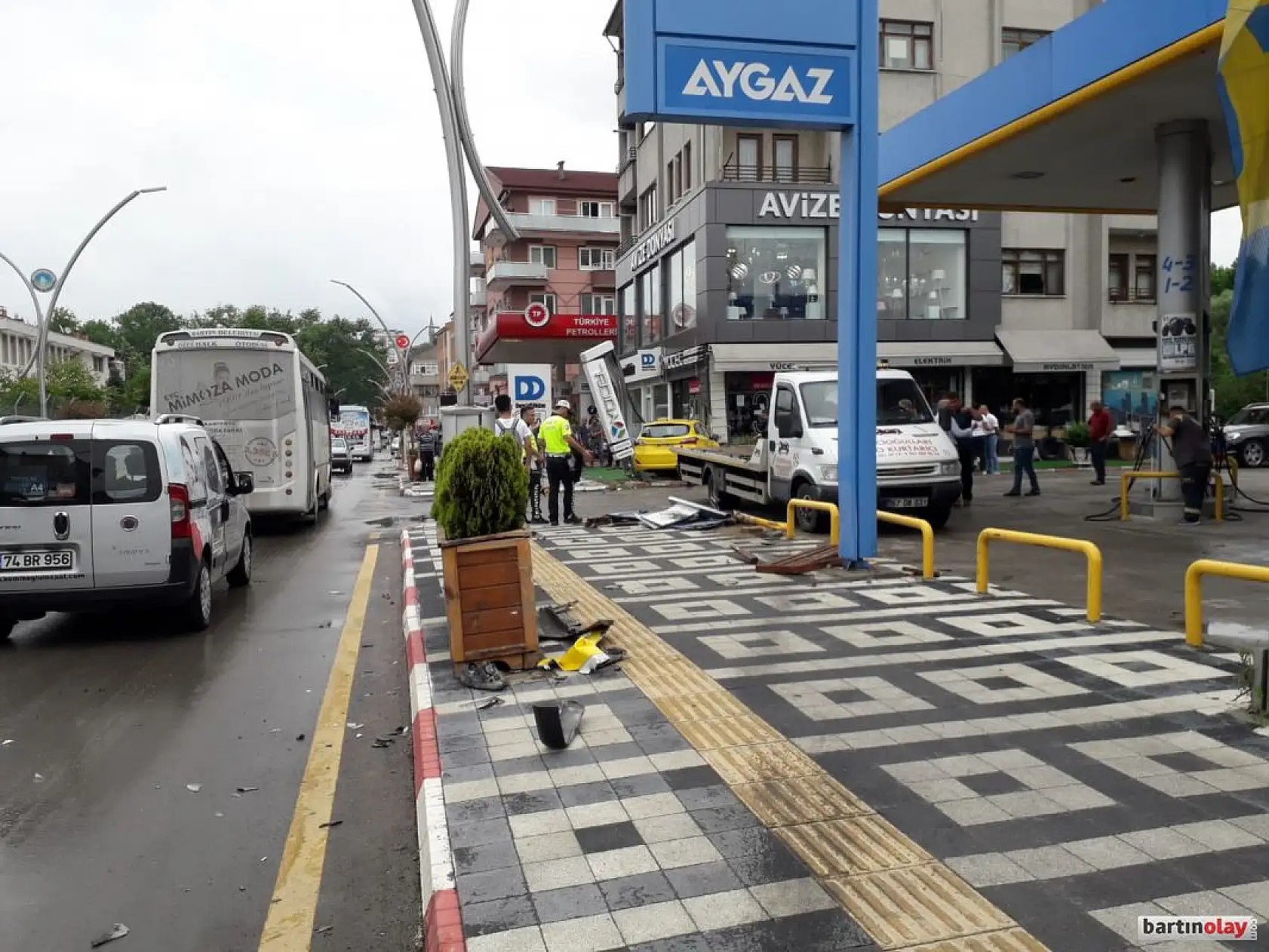 Kontrolden çıkan otomobil iş yerine çarptı