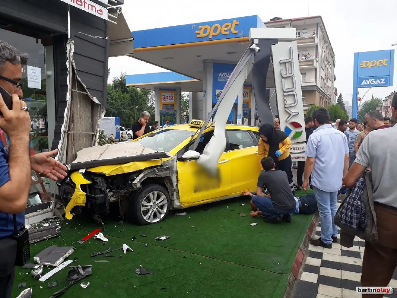 Kontrolden çıkan otomobil iş yerine çarptı