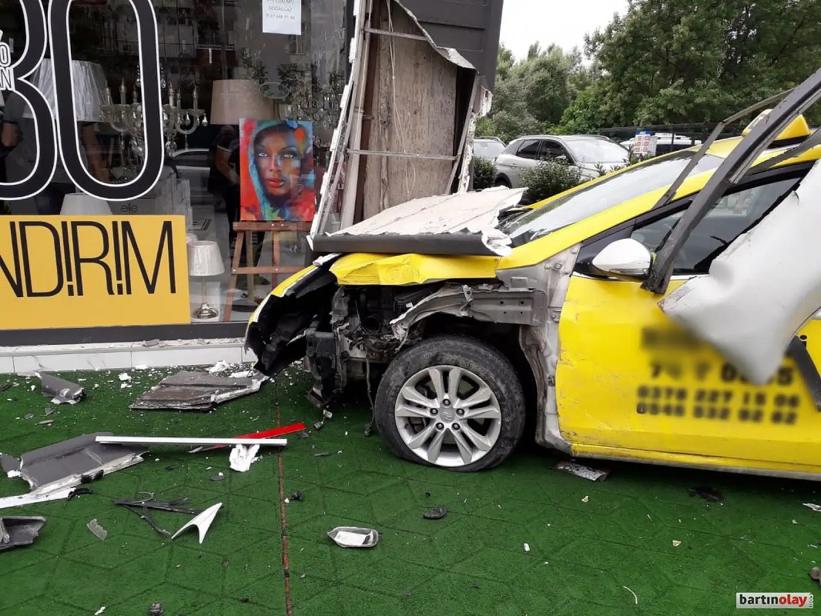 Kontrolden çıkan otomobil iş yerine çarptı