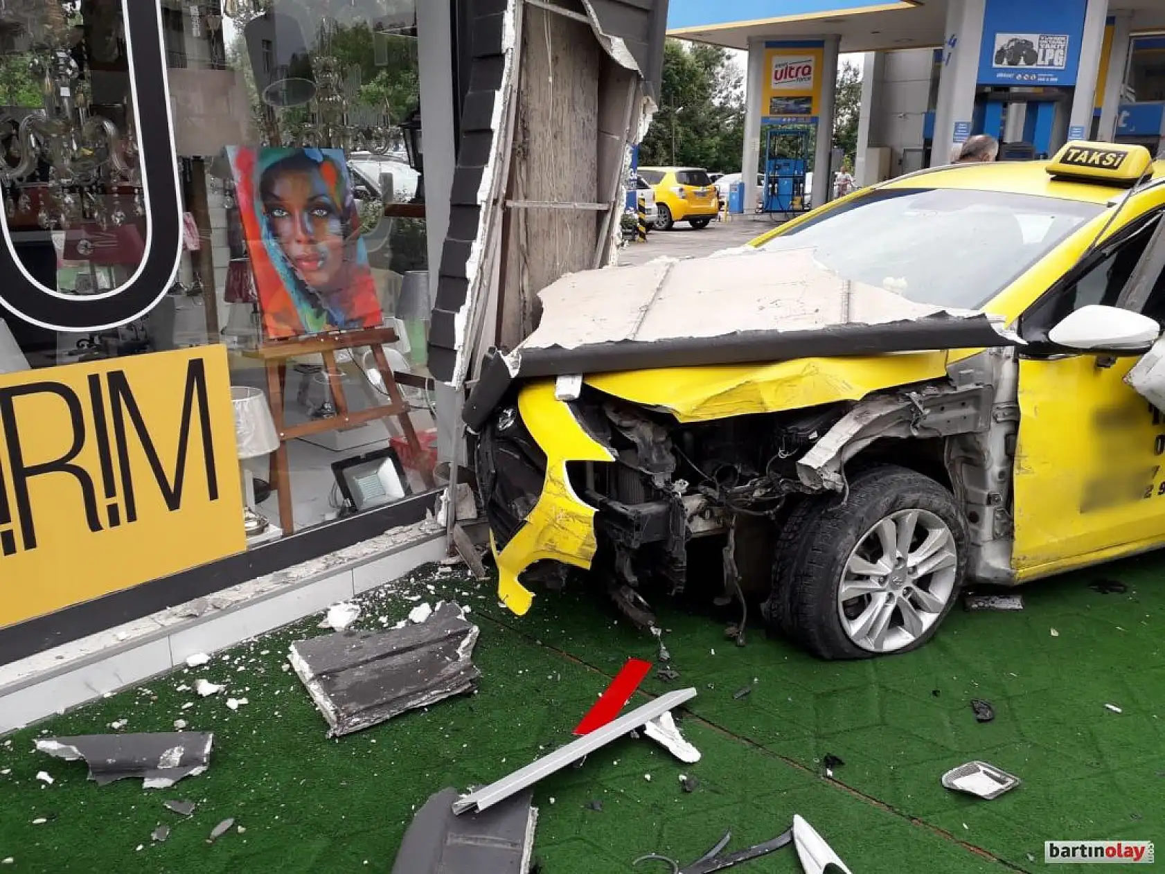 Kontrolden çıkan otomobil iş yerine çarptı