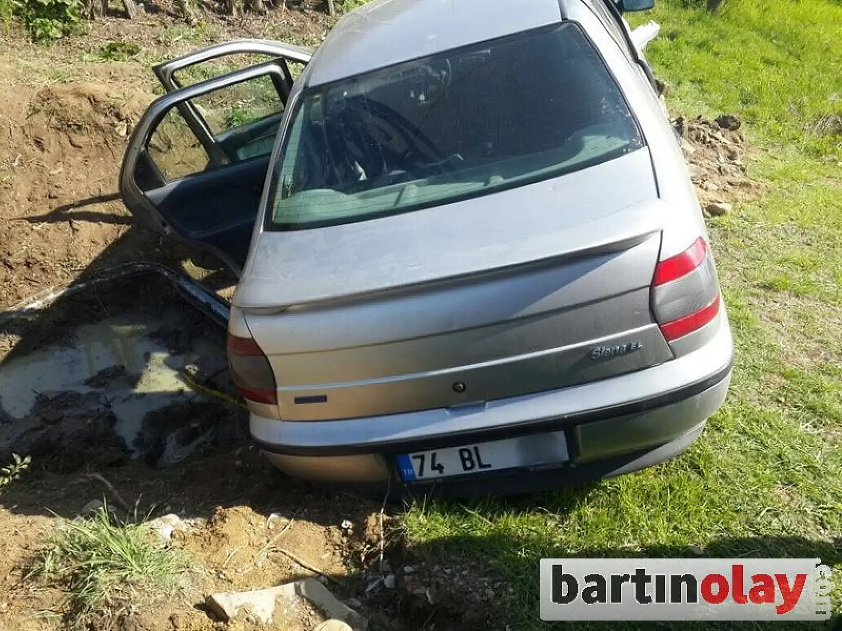 Kontrolden çıkan otomobil kanala girdi