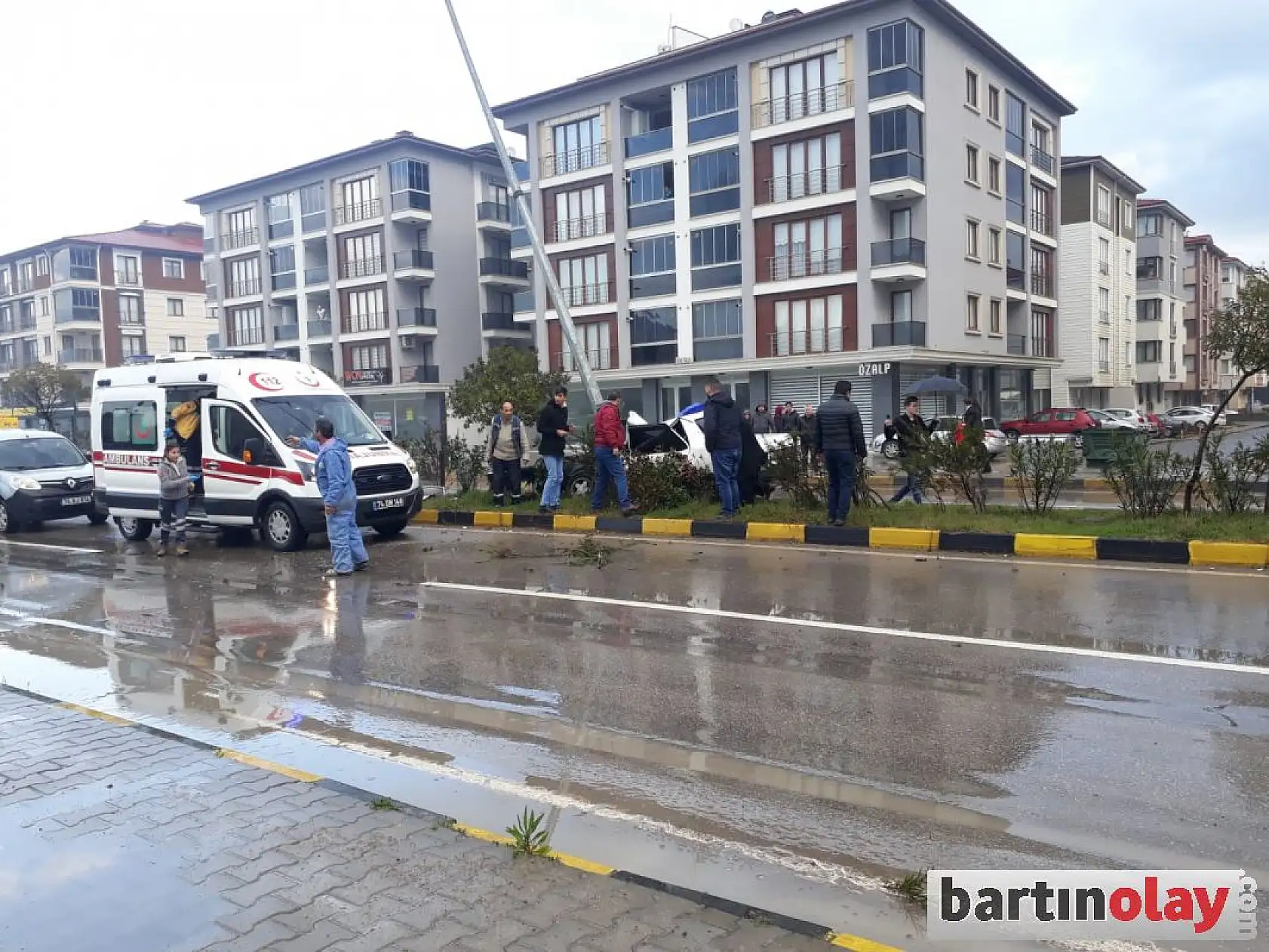 Kontrolden çıkıp elektrik direğine çarptı