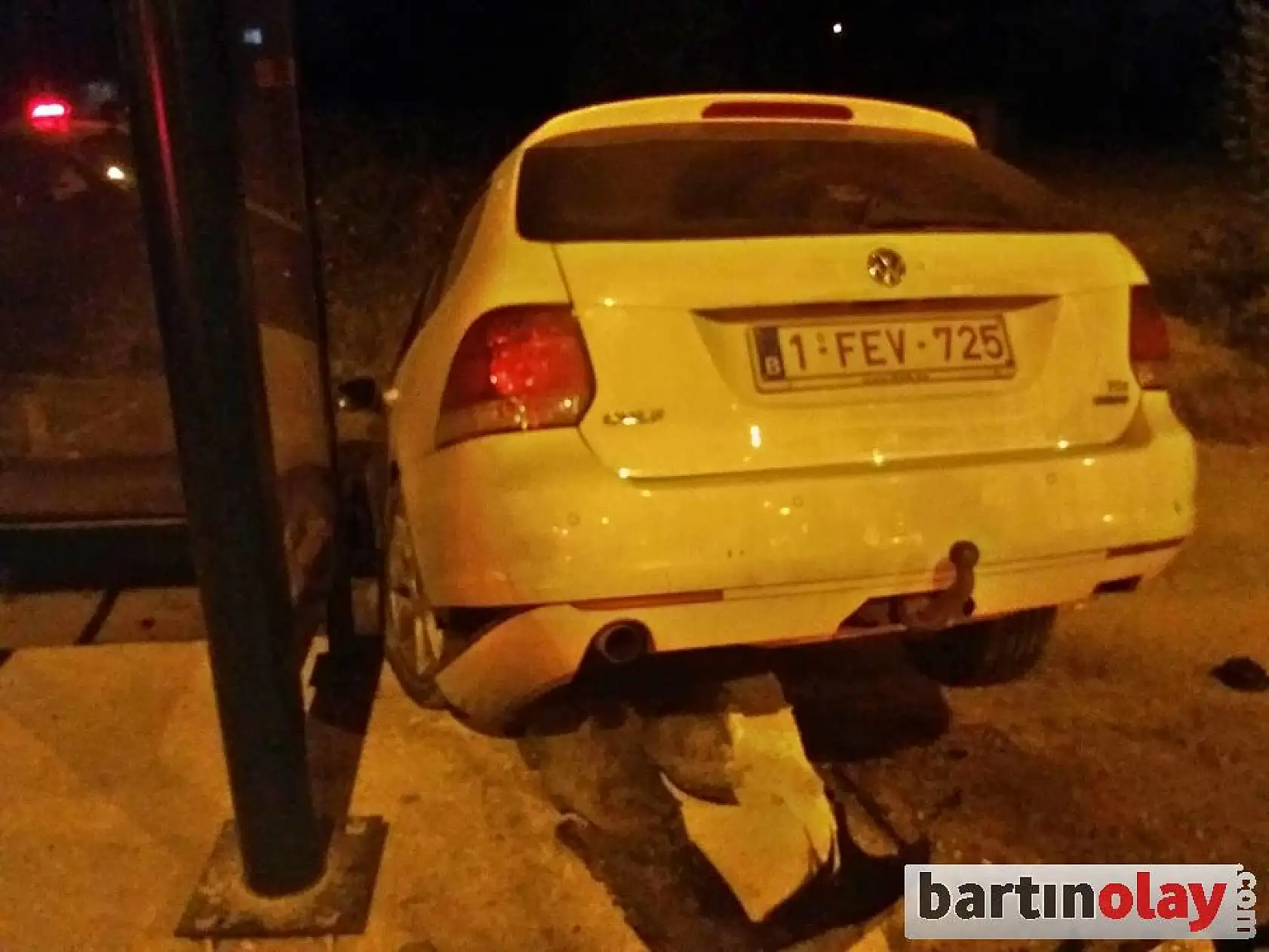 Kontrolden çıkıp yan yola düştü