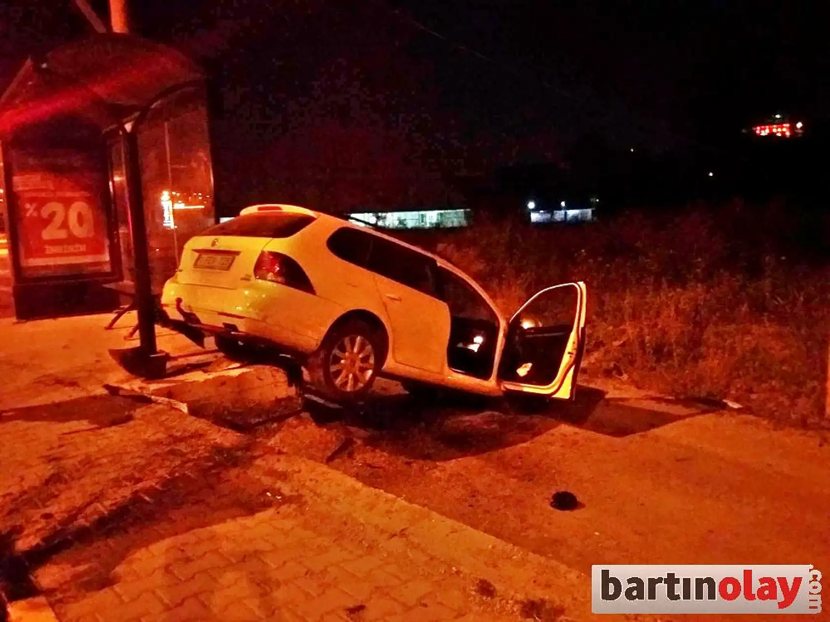 Kontrolden çıkıp yan yola düştü