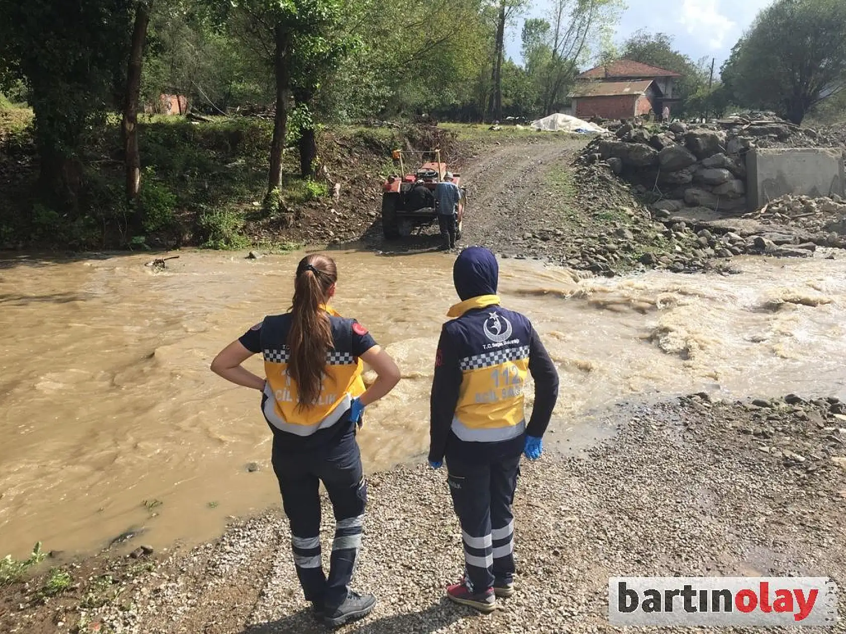 Köprü yıkıldı, vatandaşların ulaşımı yok