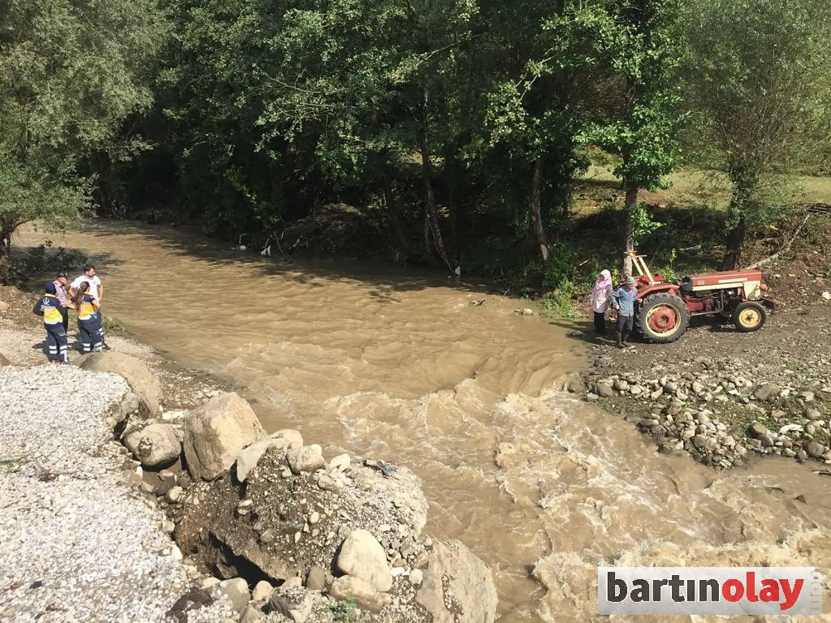 Köprü yıkıldı, vatandaşların ulaşımı yok