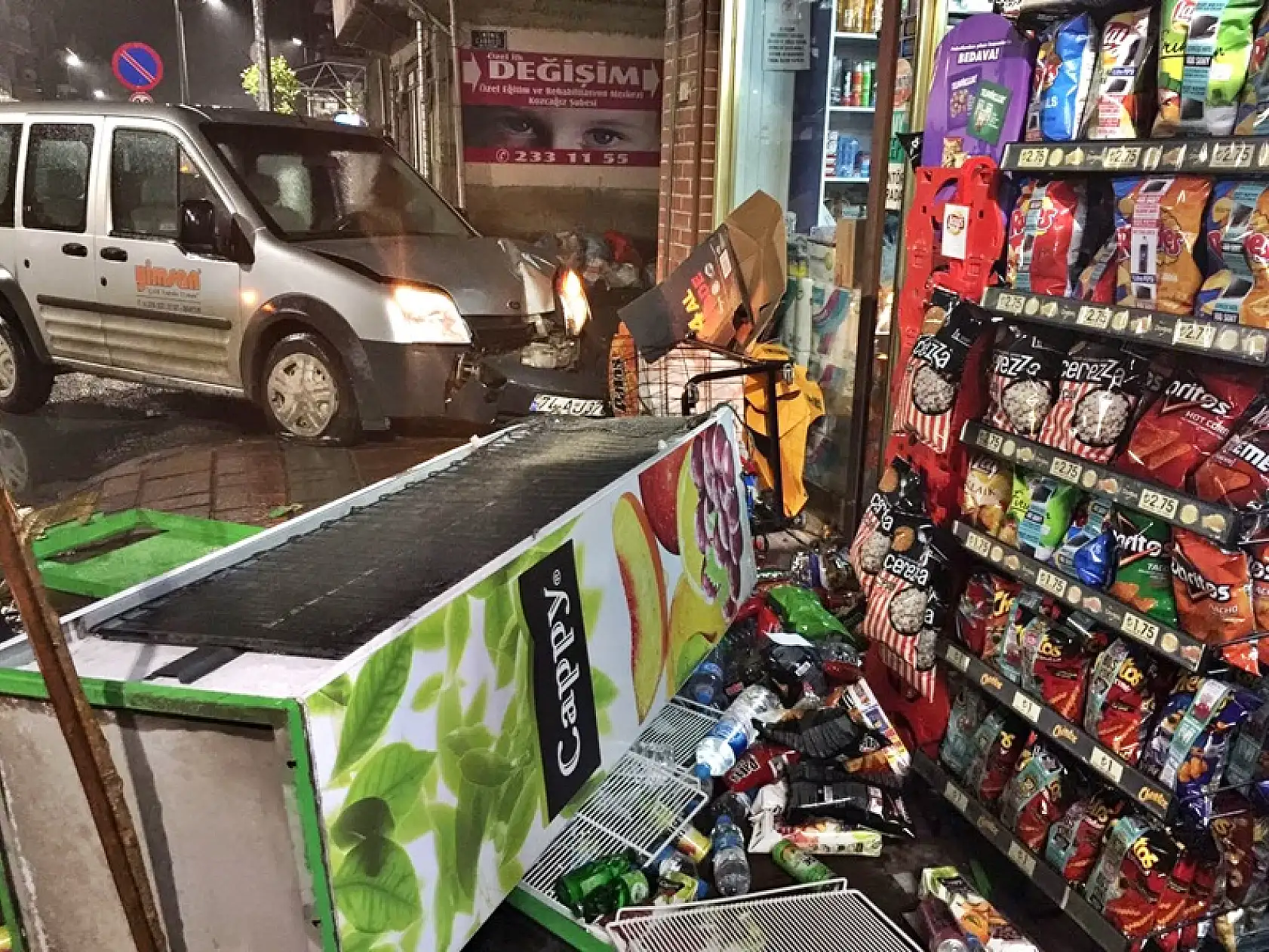 Kozcağız'da araç markete çarptı