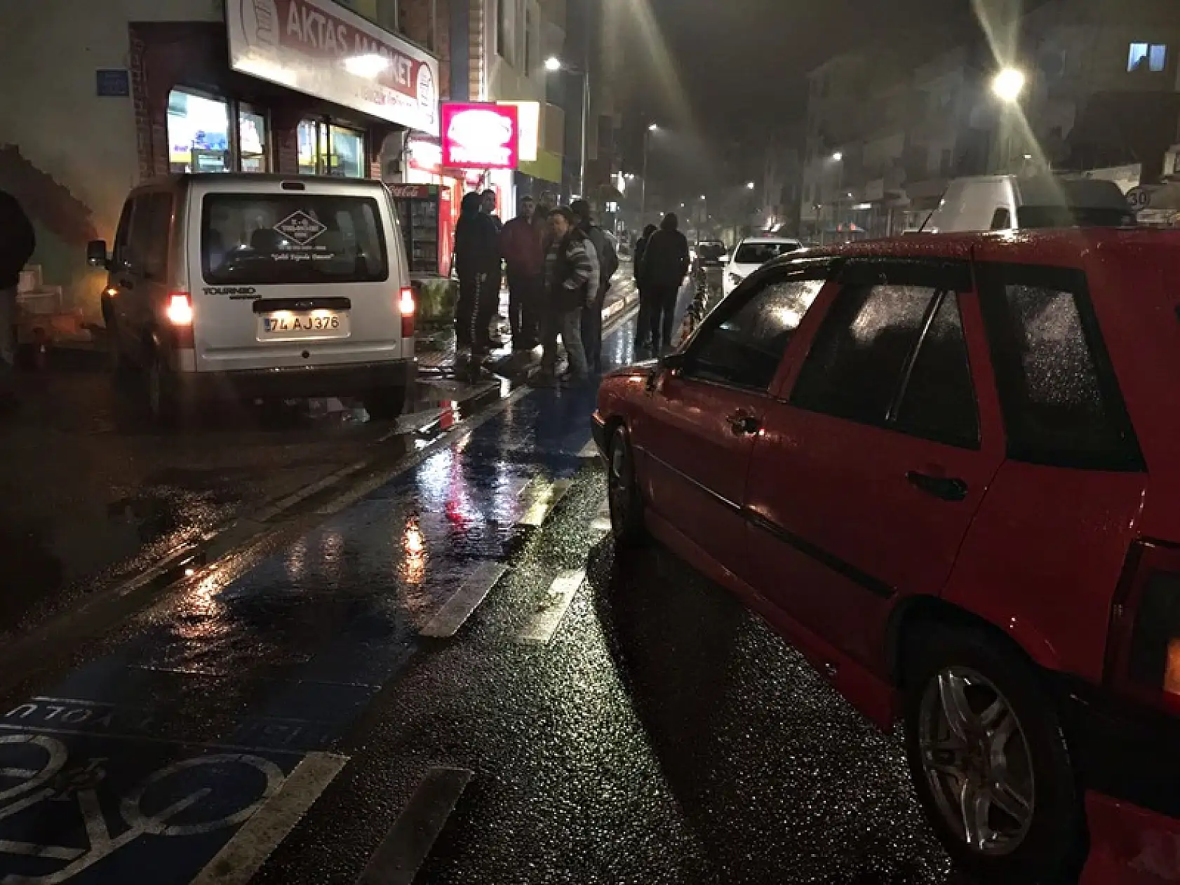 Kozcağız'da araç markete çarptı