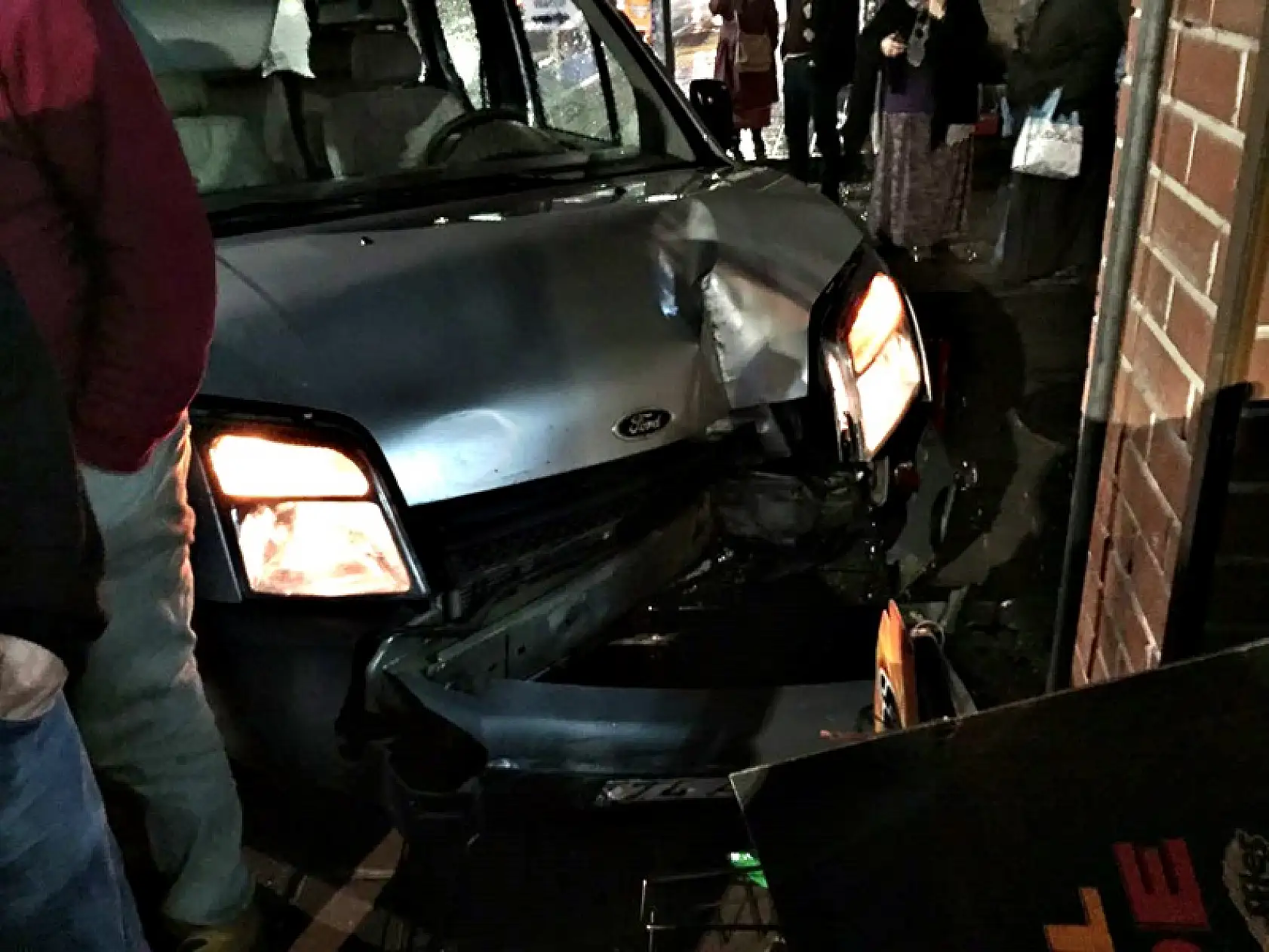 Kozcağız'da araç markete çarptı