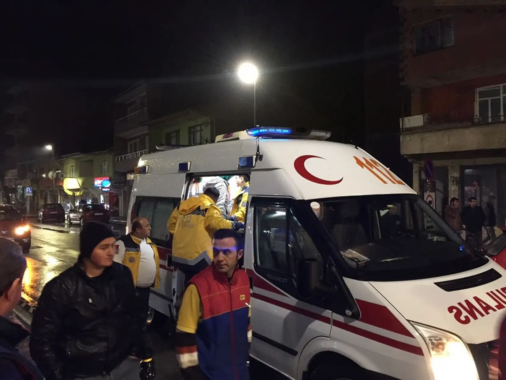 Kozcağız'da araç markete çarptı