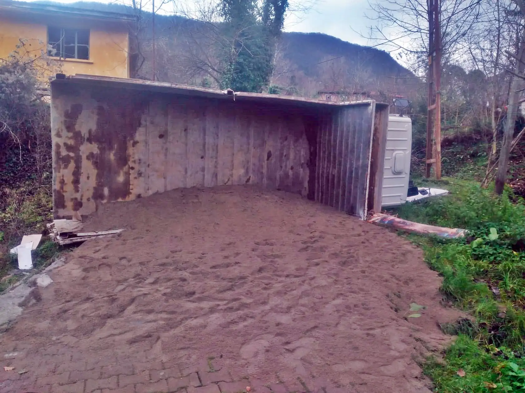 Kum yüklü kamyonet devrildi