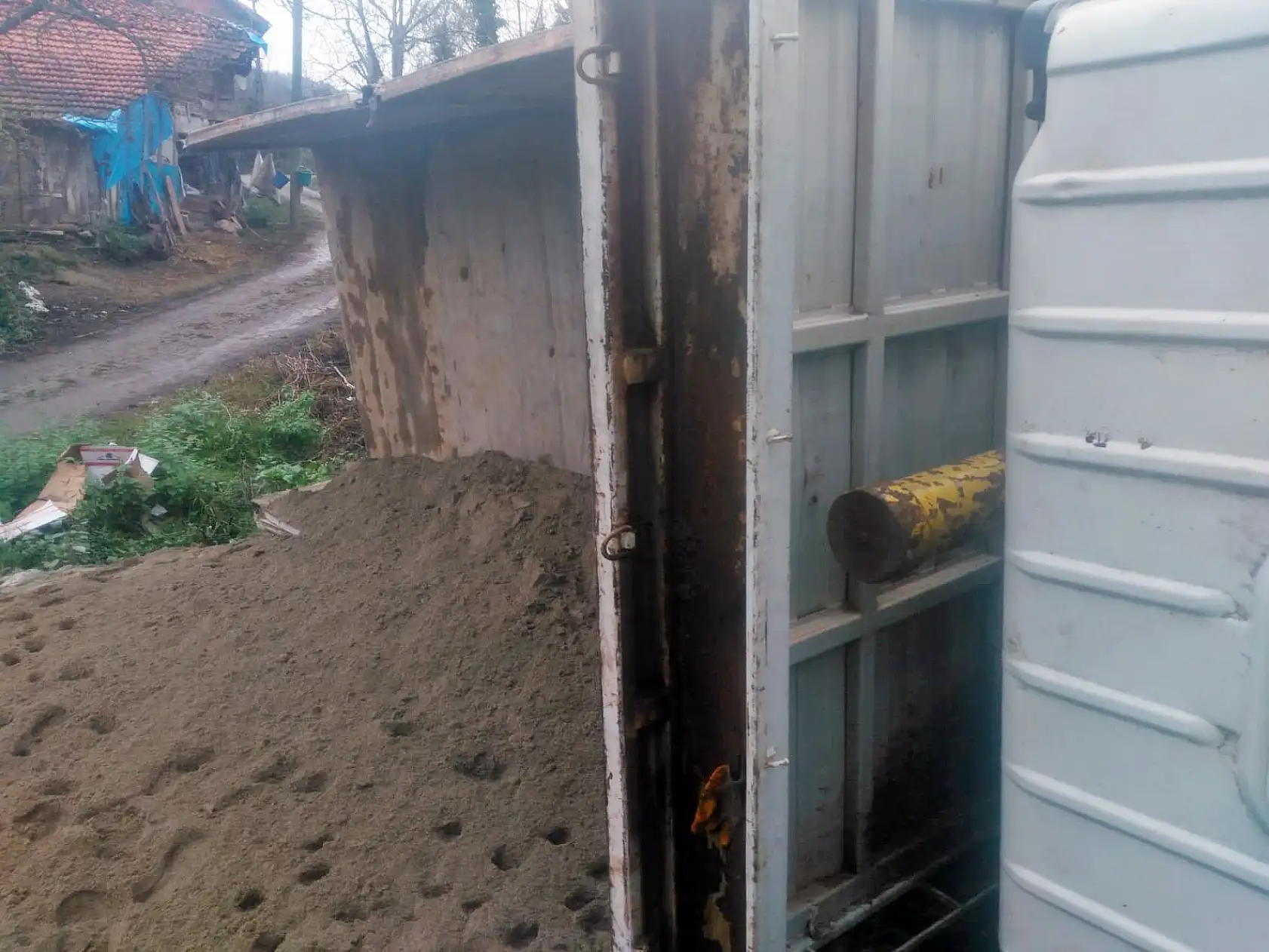 Kum yüklü kamyonet devrildi