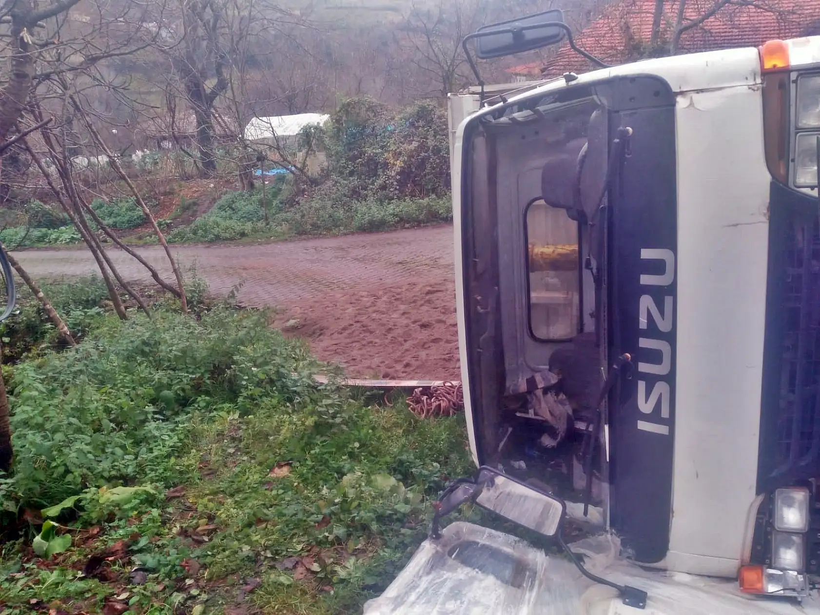 Kum yüklü kamyonet devrildi