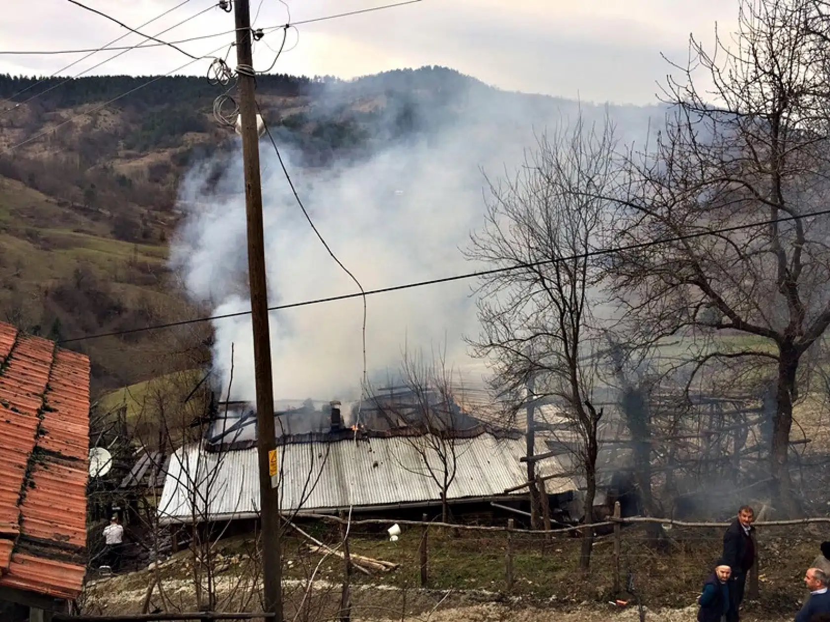 Kumluca'da 2 katlı ev yandı