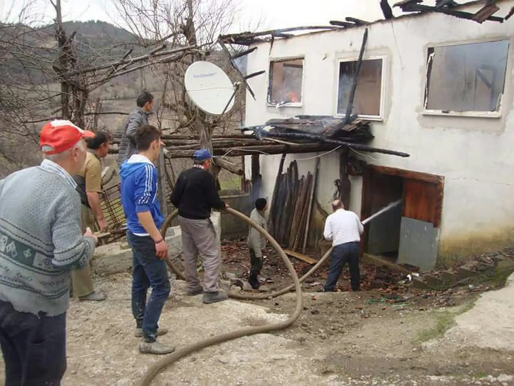 Kumluca'da 2 katlı ev yandı