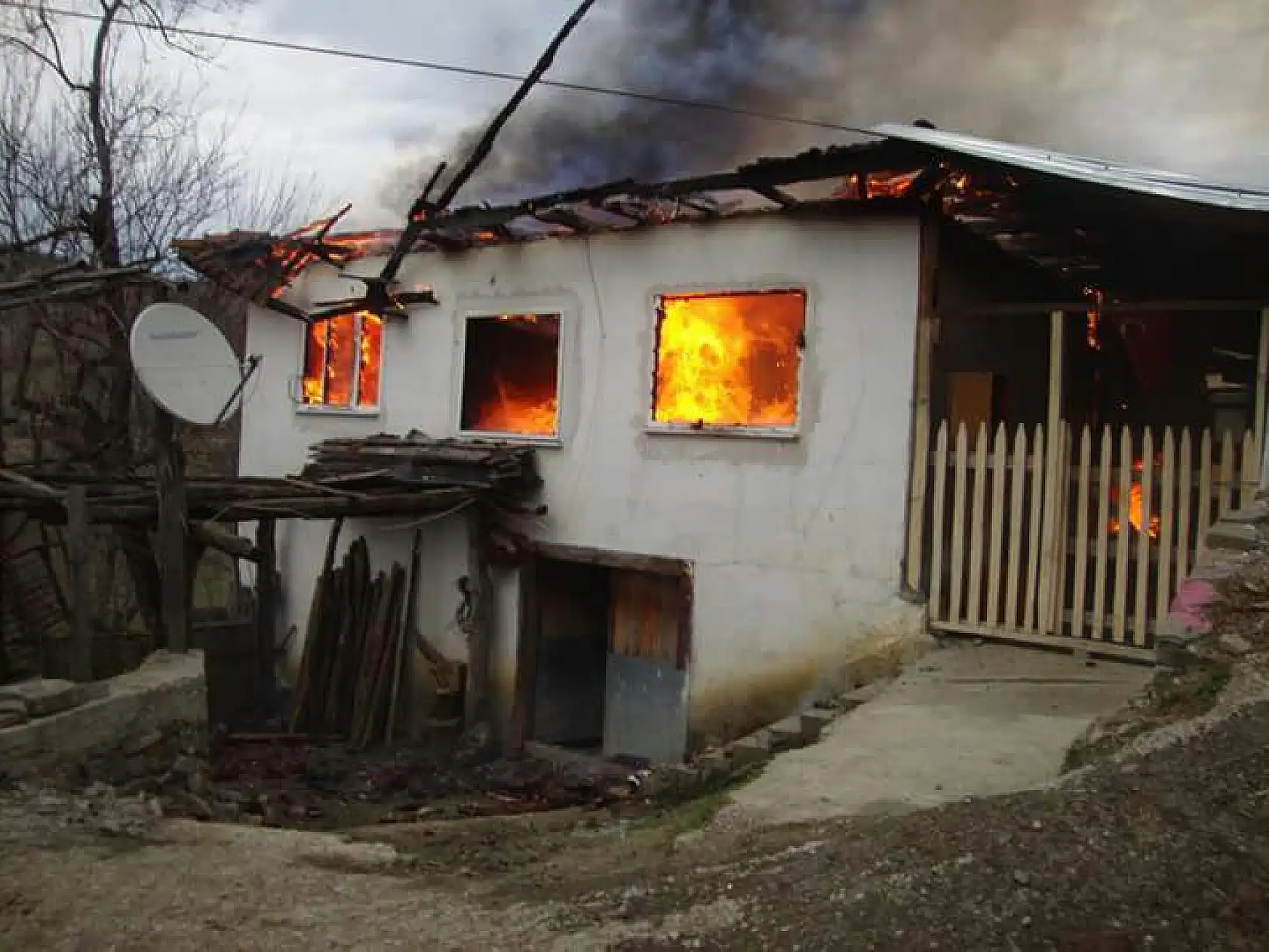 Kumluca'da 2 katlı ev yandı