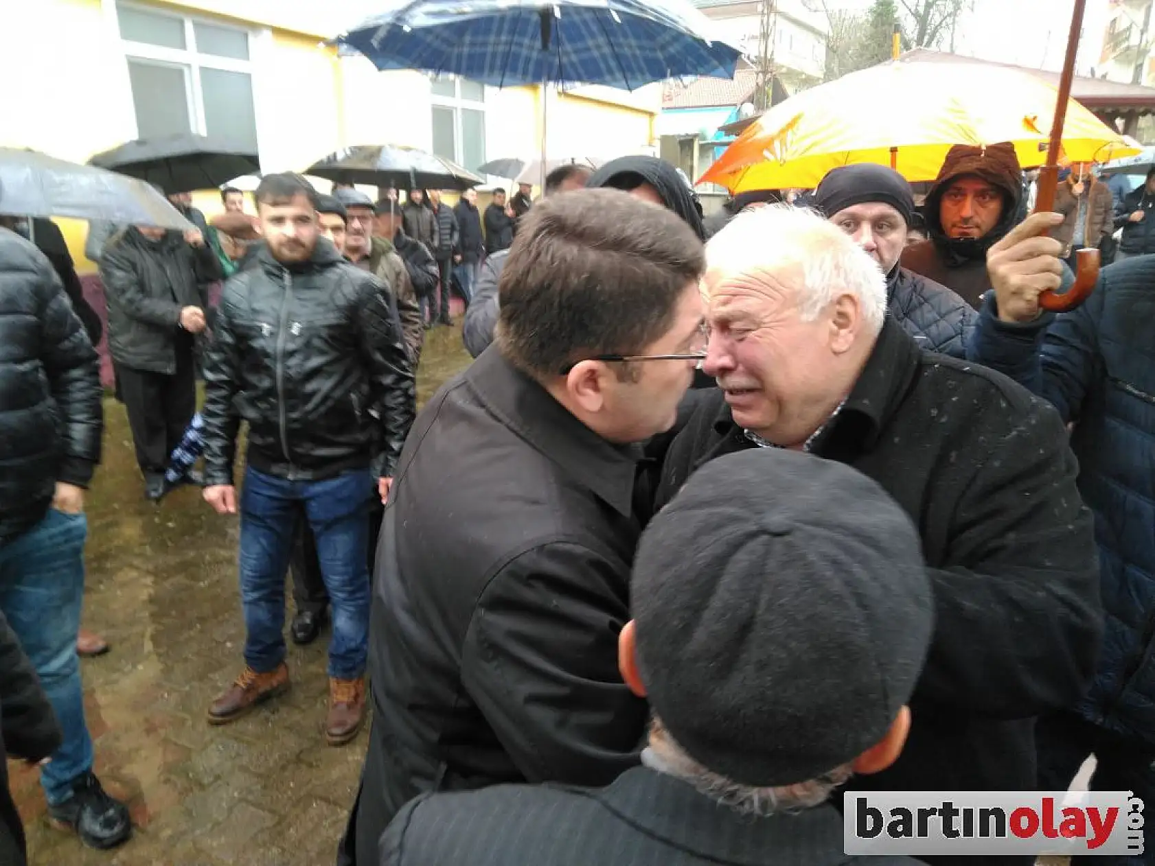 Melih gözyaşları arasında toprağa verildi