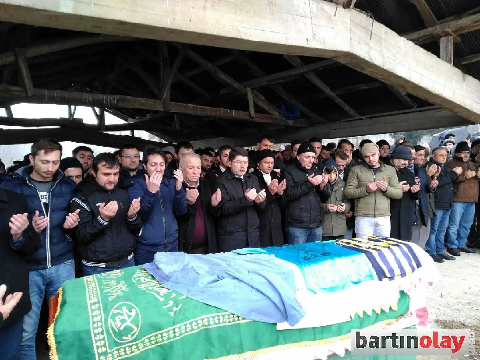 Melih gözyaşları arasında toprağa verildi