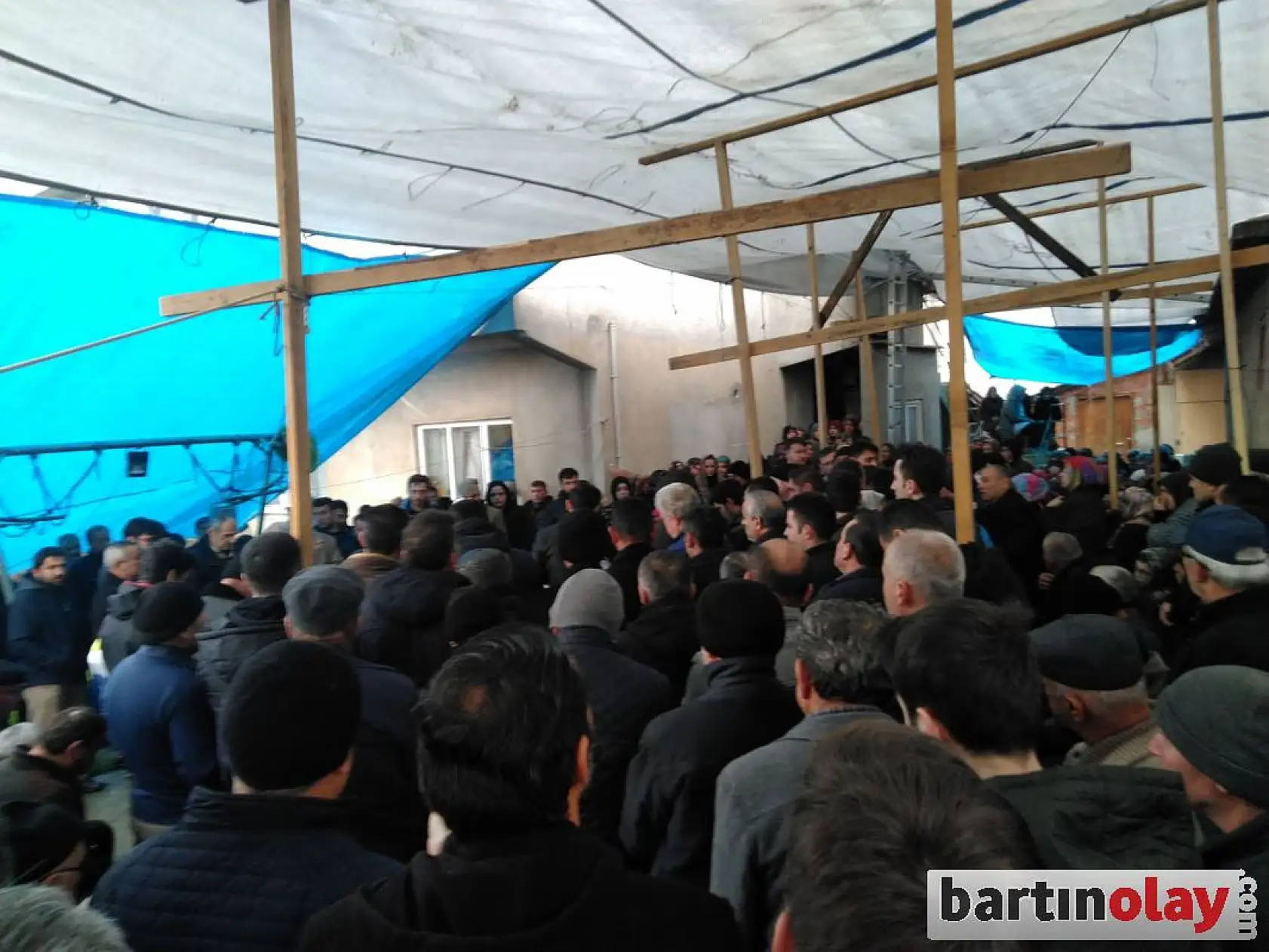 Melih gözyaşları arasında toprağa verildi