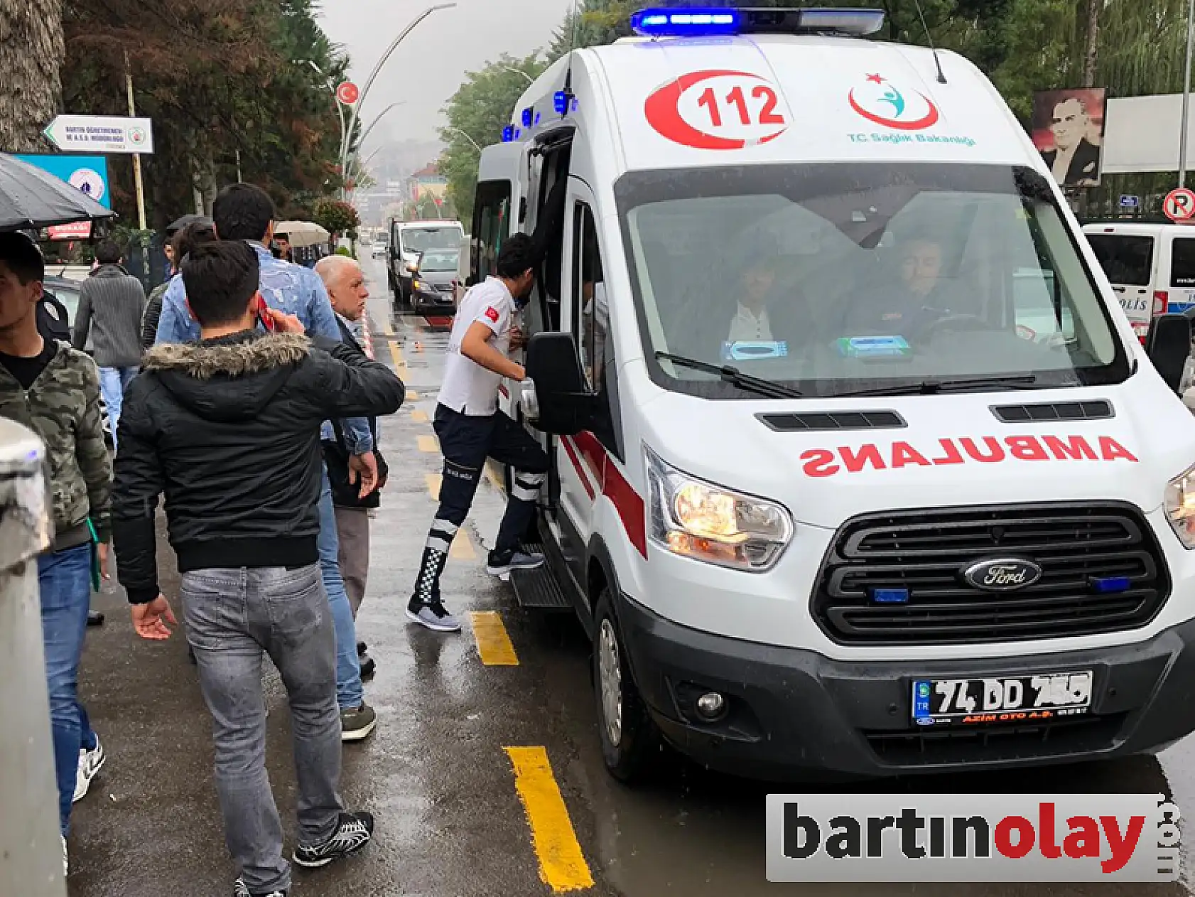 Meslek lisesi önünde kaza