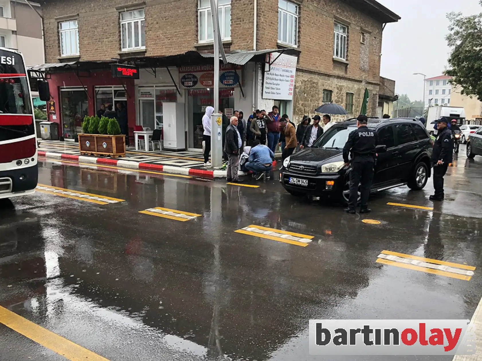 Meslek lisesi önünde kaza