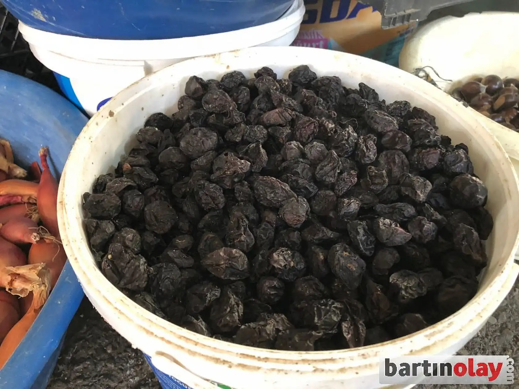 Mevsim meyve sebzeleri pazara geldi