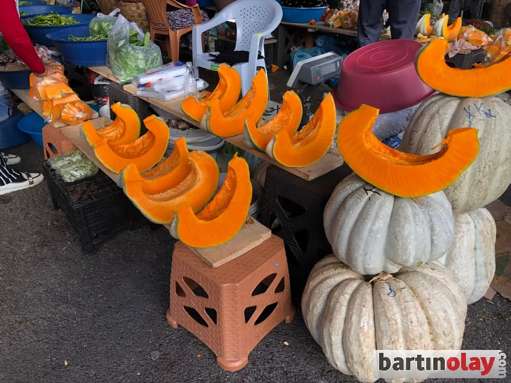 Mevsim meyve sebzeleri pazara geldi