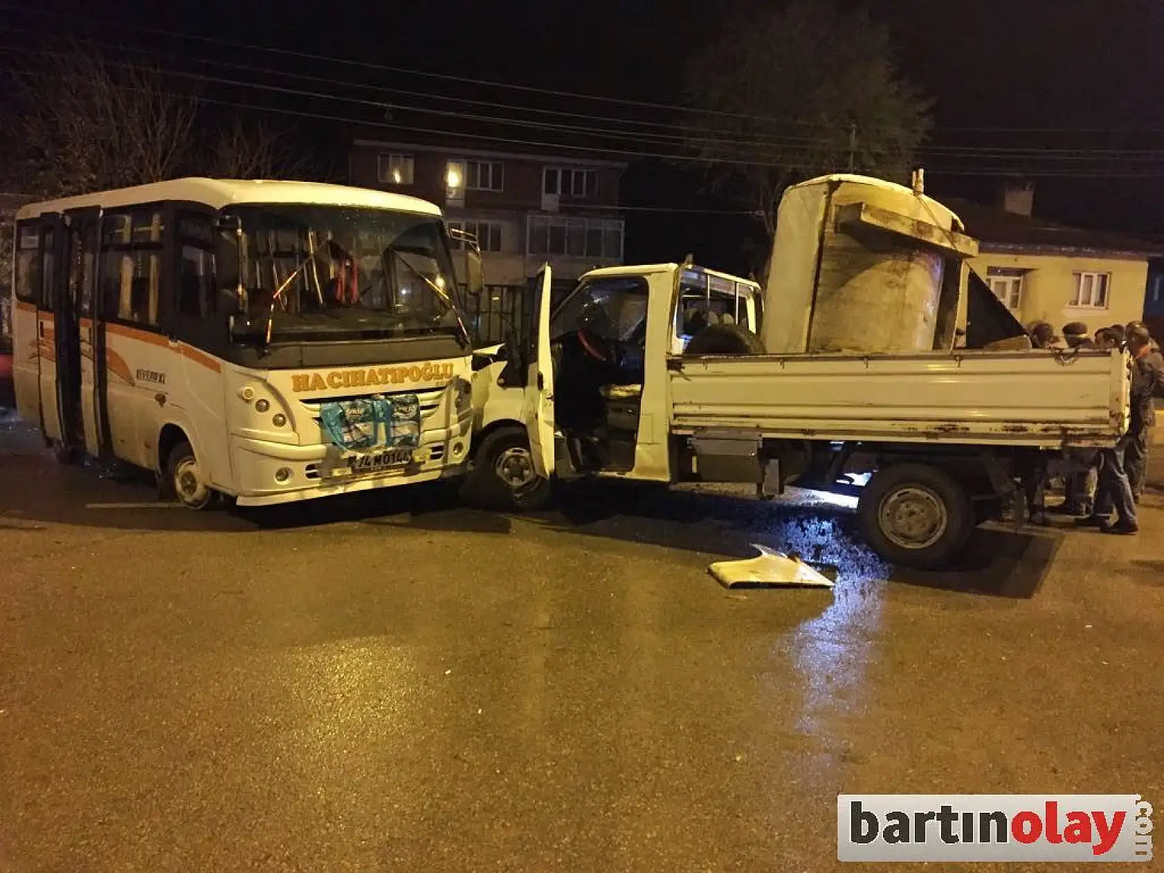 Minibüs ile Kamyonet Çarpıştı: 4 Yaralı