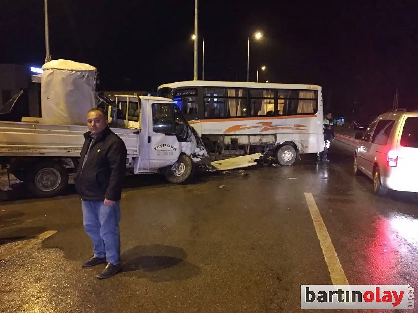 Minibüs ile Kamyonet Çarpıştı: 4 Yaralı