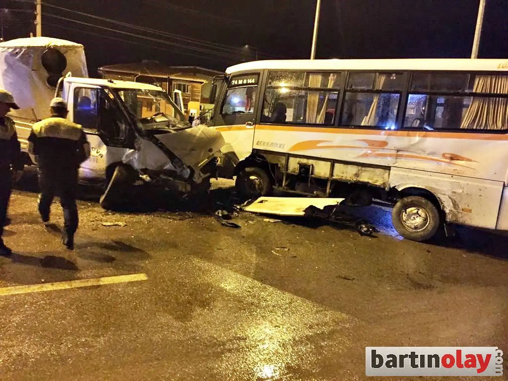 Minibüs ile Kamyonet Çarpıştı: 4 Yaralı