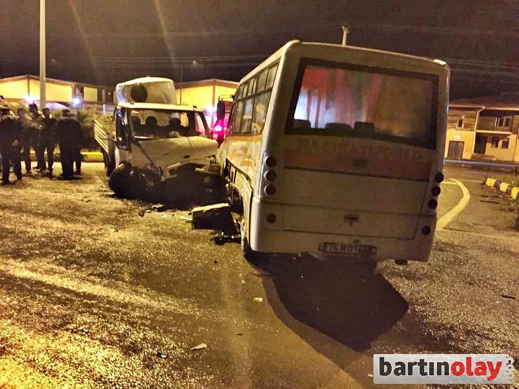 Minibüs ile Kamyonet Çarpıştı: 4 Yaralı