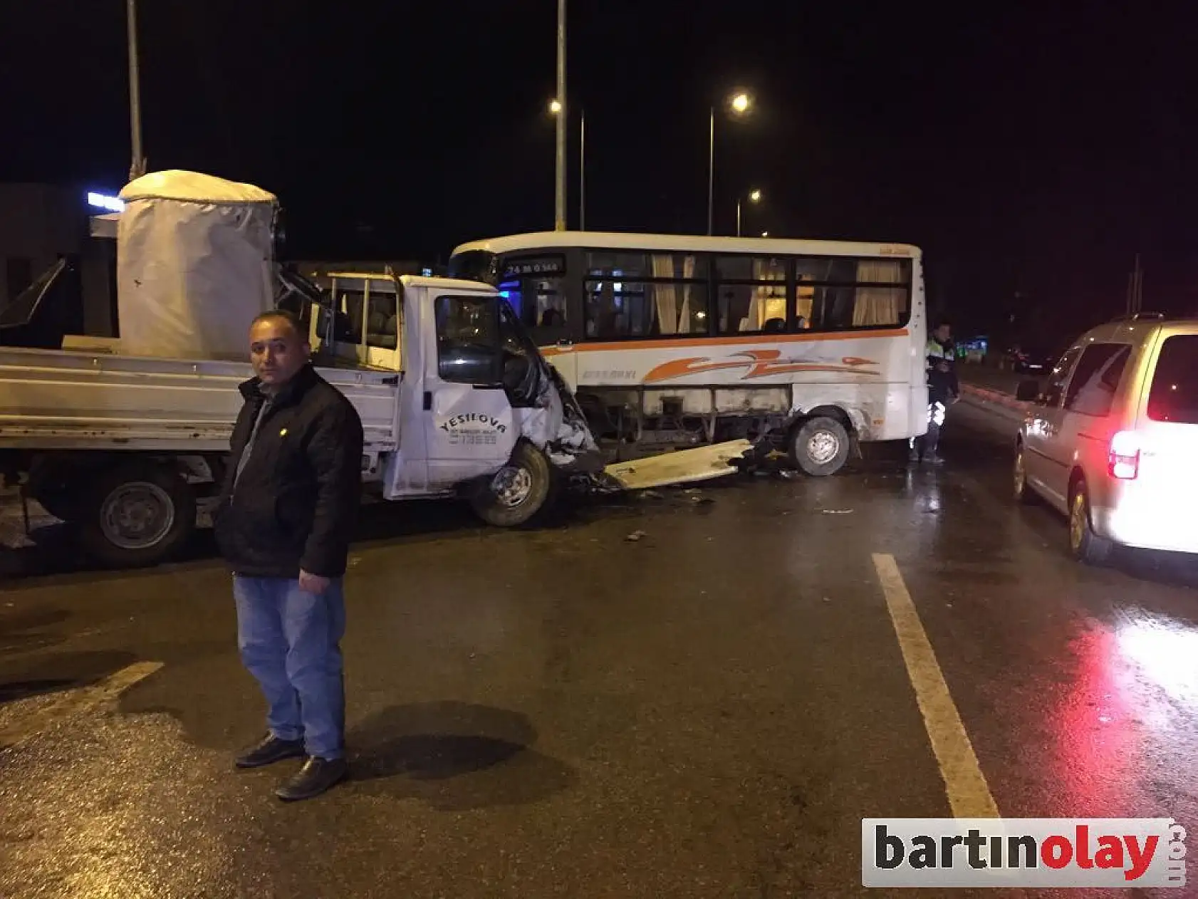 Minibüs ile Kamyonet Çarpıştı: 4 Yaralı