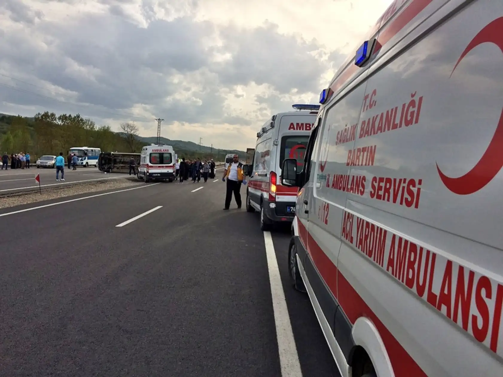 Minibüs ile otomobil çarpıştı, 7 yaralı