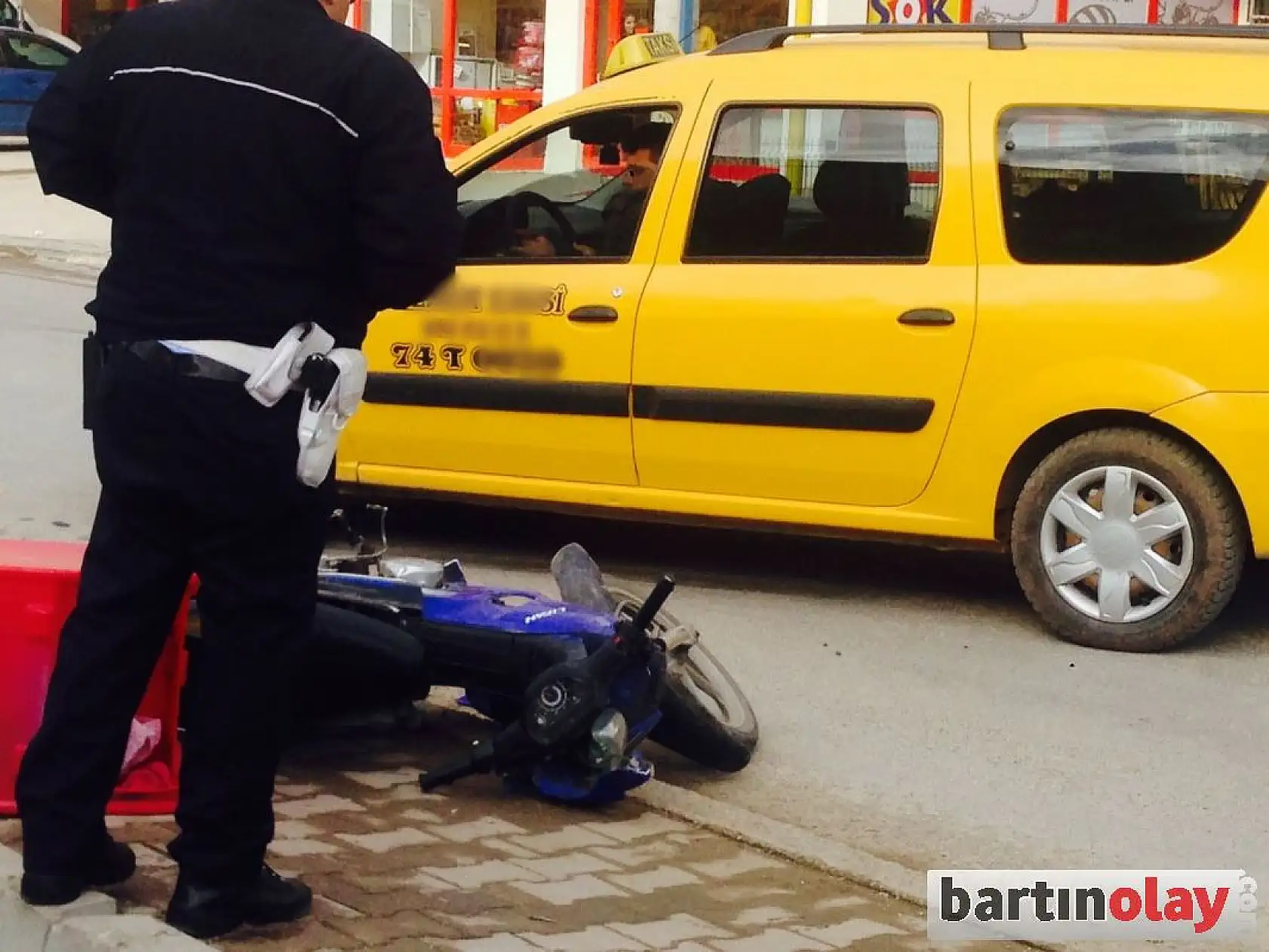 Motosiklet ile taksi çarpıştı