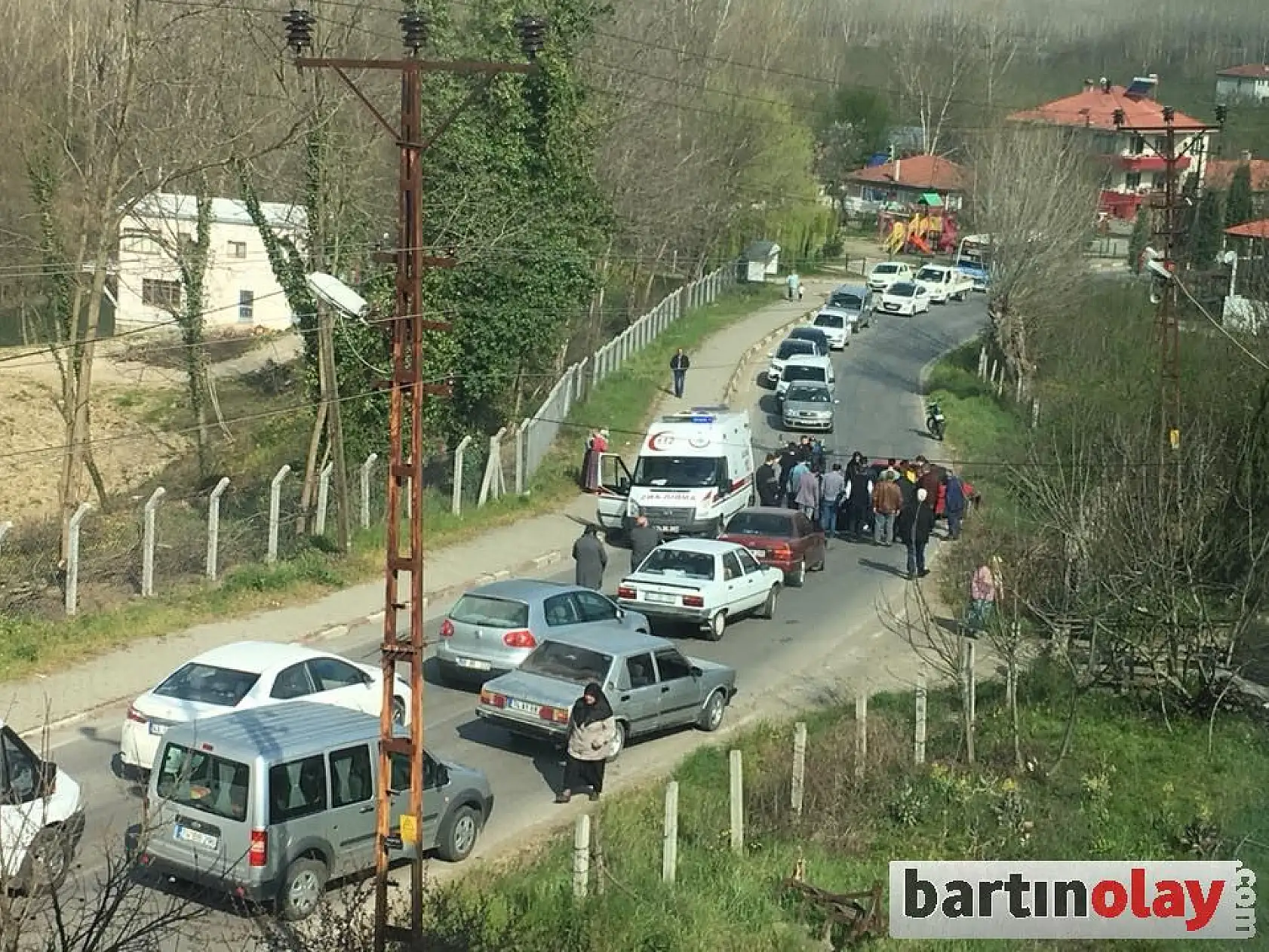 Motosikletle otomobil çarpıştı