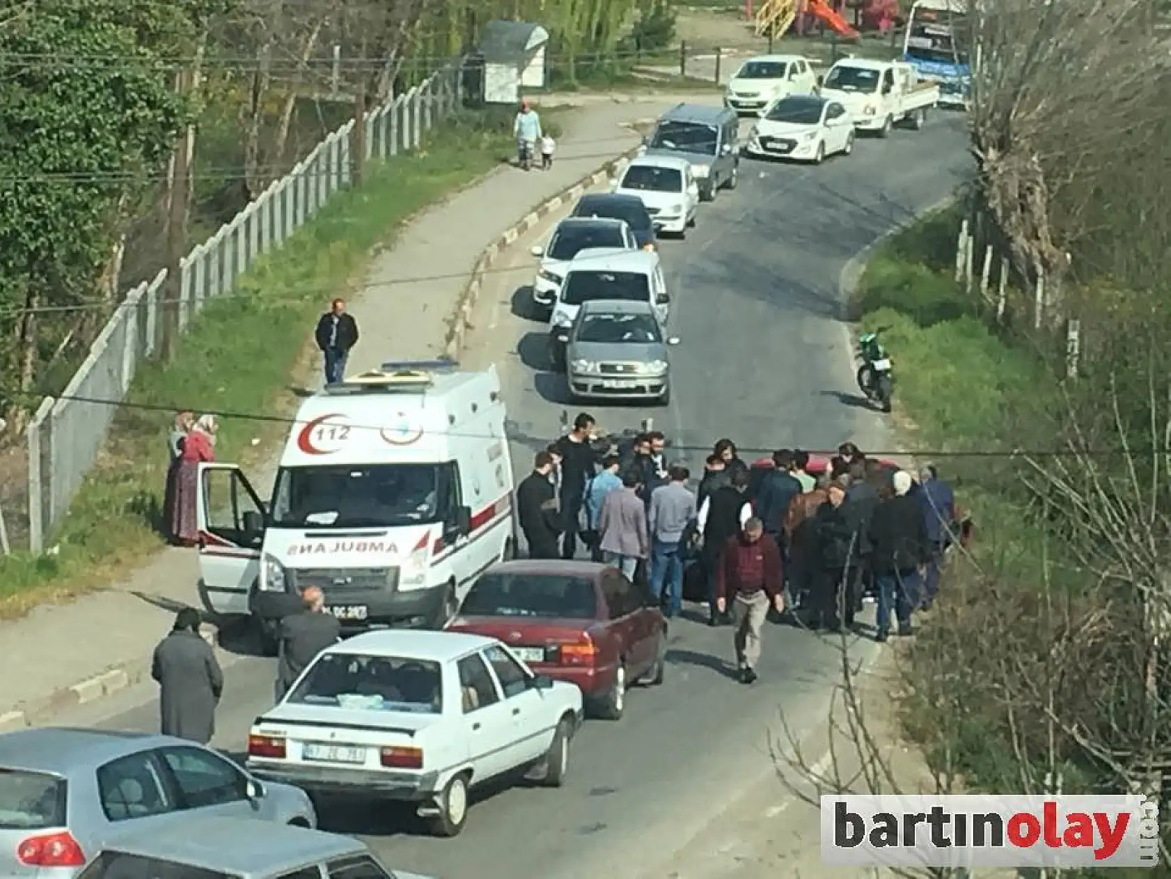 Motosikletle otomobil çarpıştı