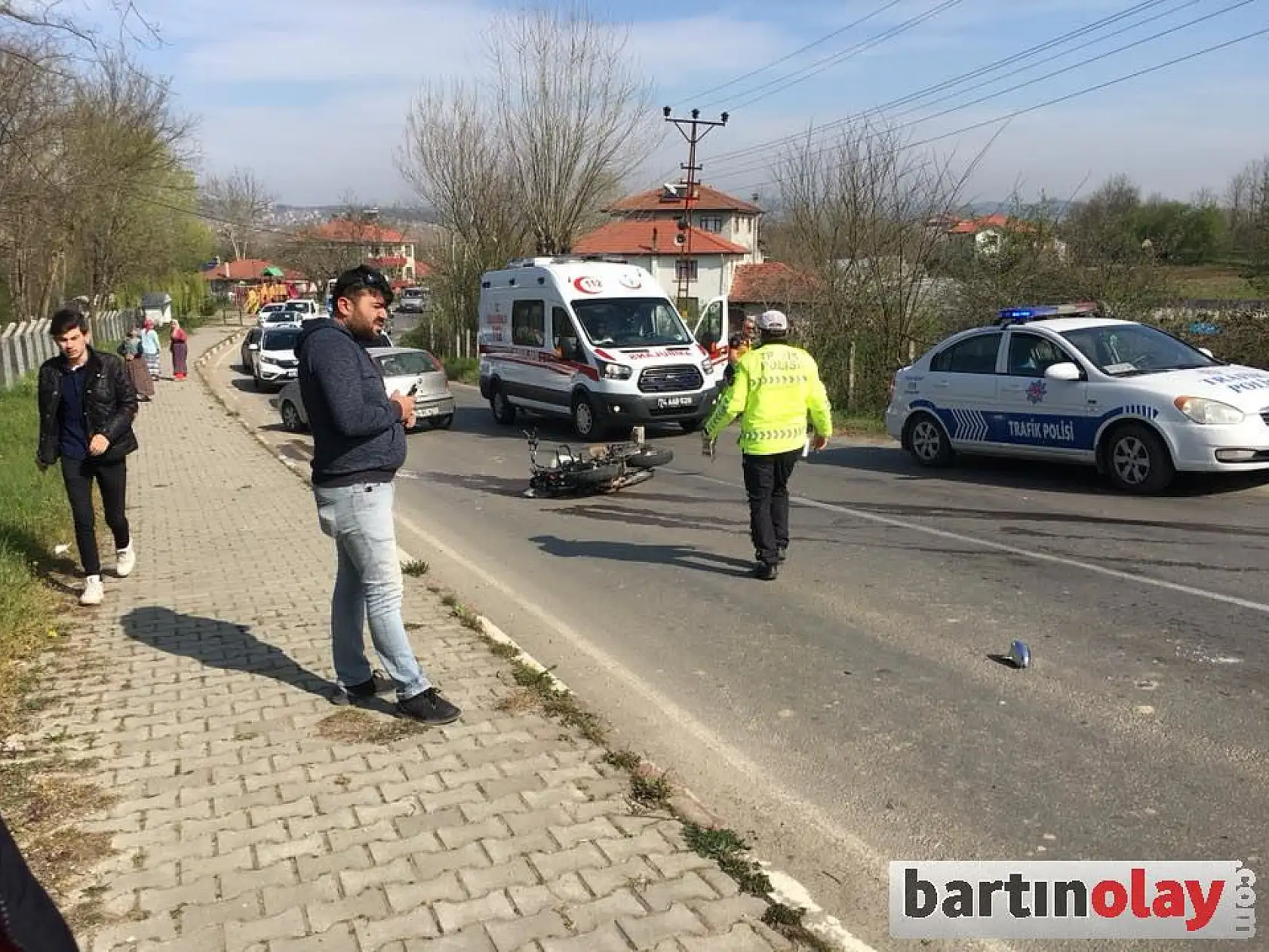 Motosikletle otomobil çarpıştı