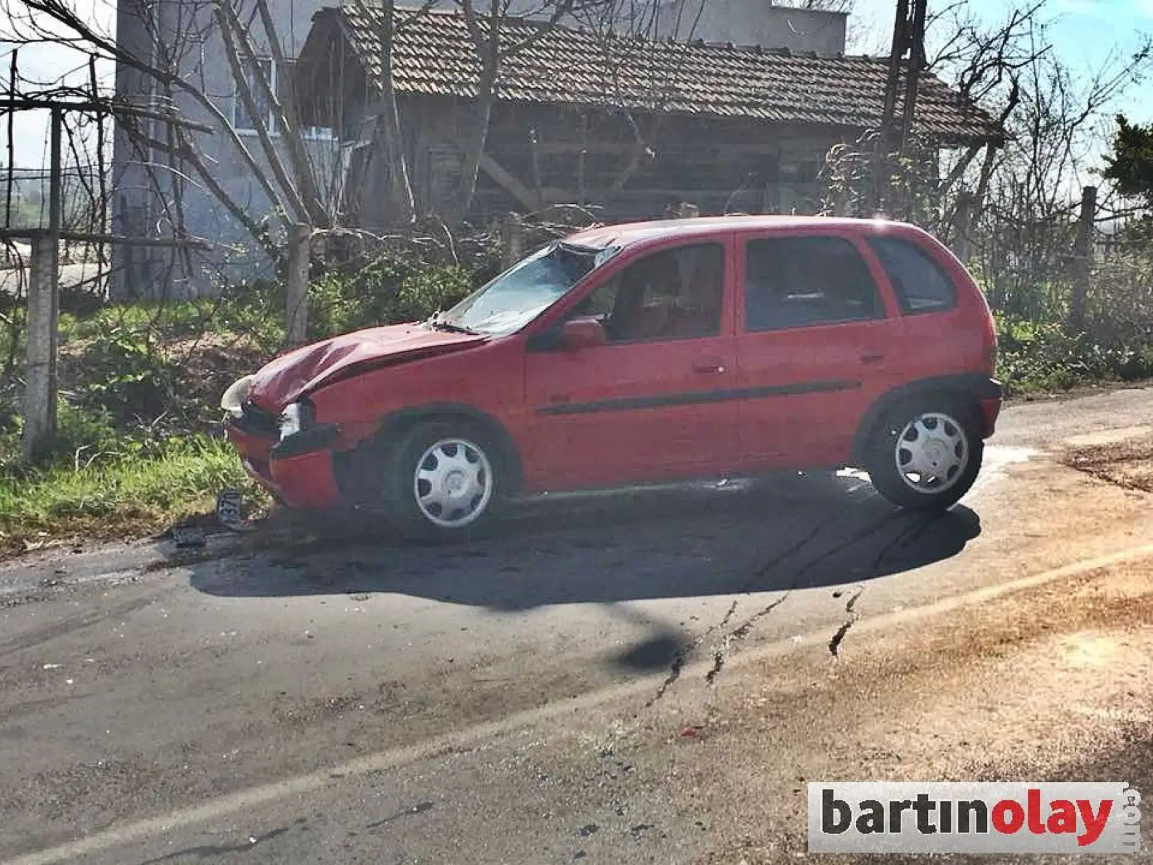 Motosikletle otomobil çarpıştı