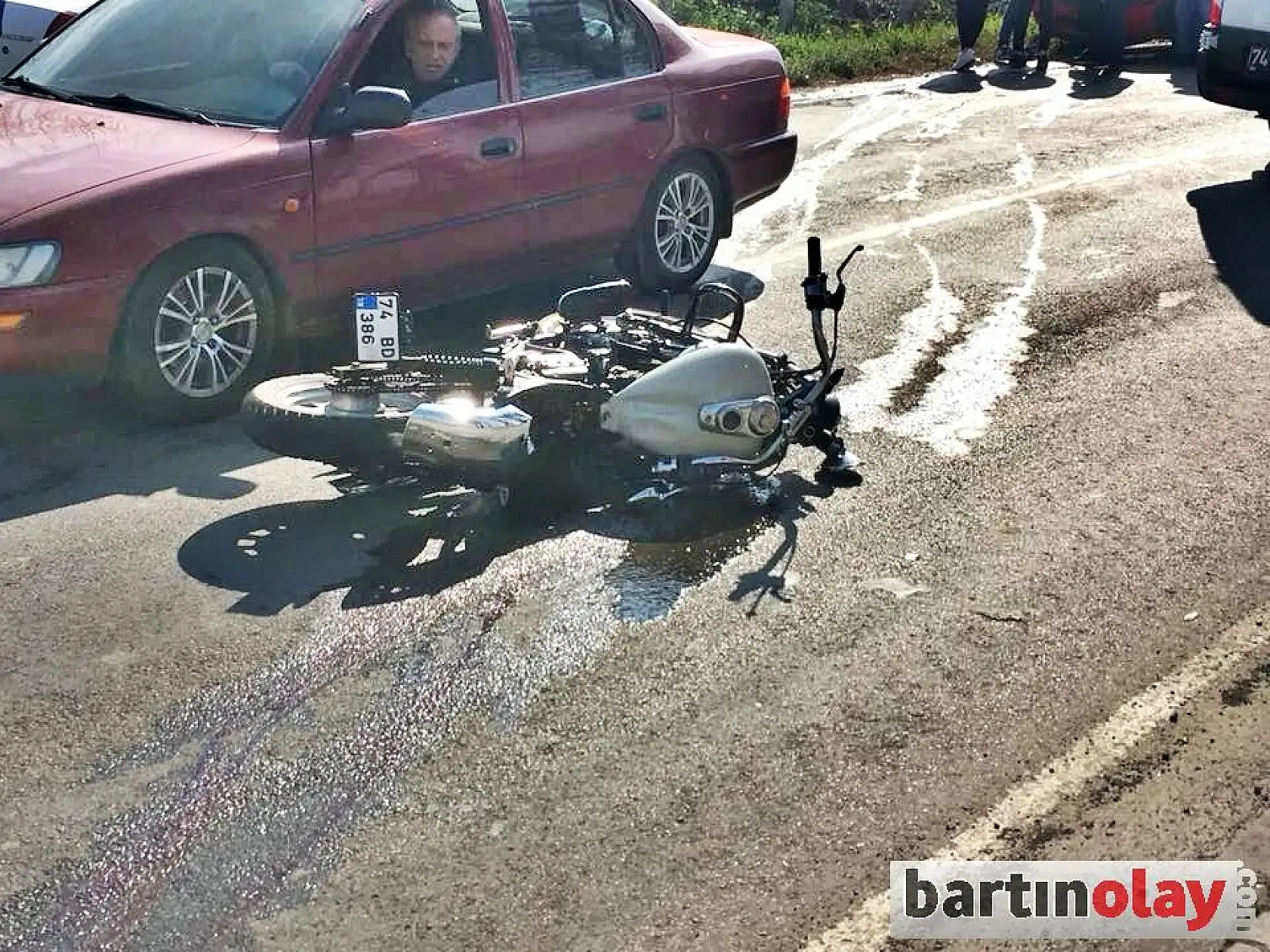Motosikletle otomobil çarpıştı