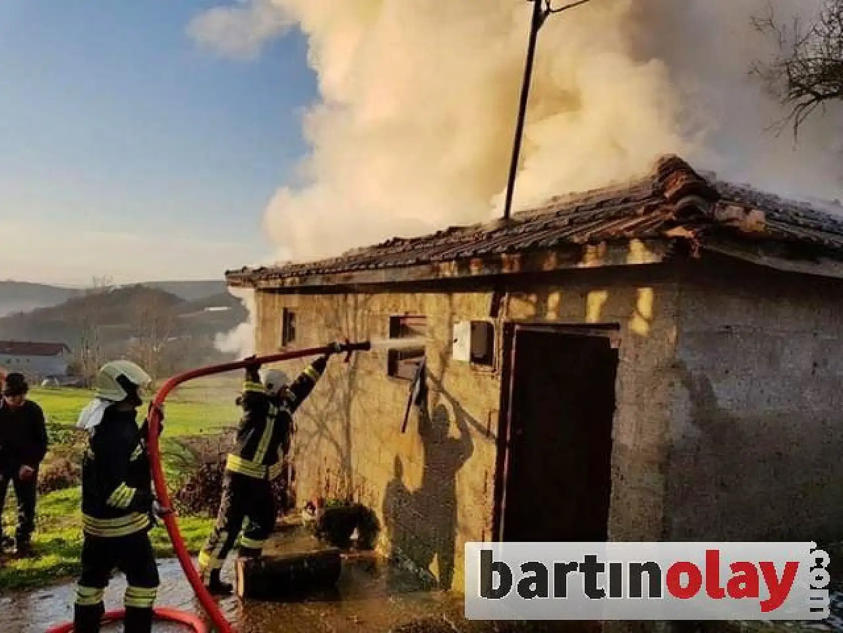 O köyde dumanlar yükseldi
