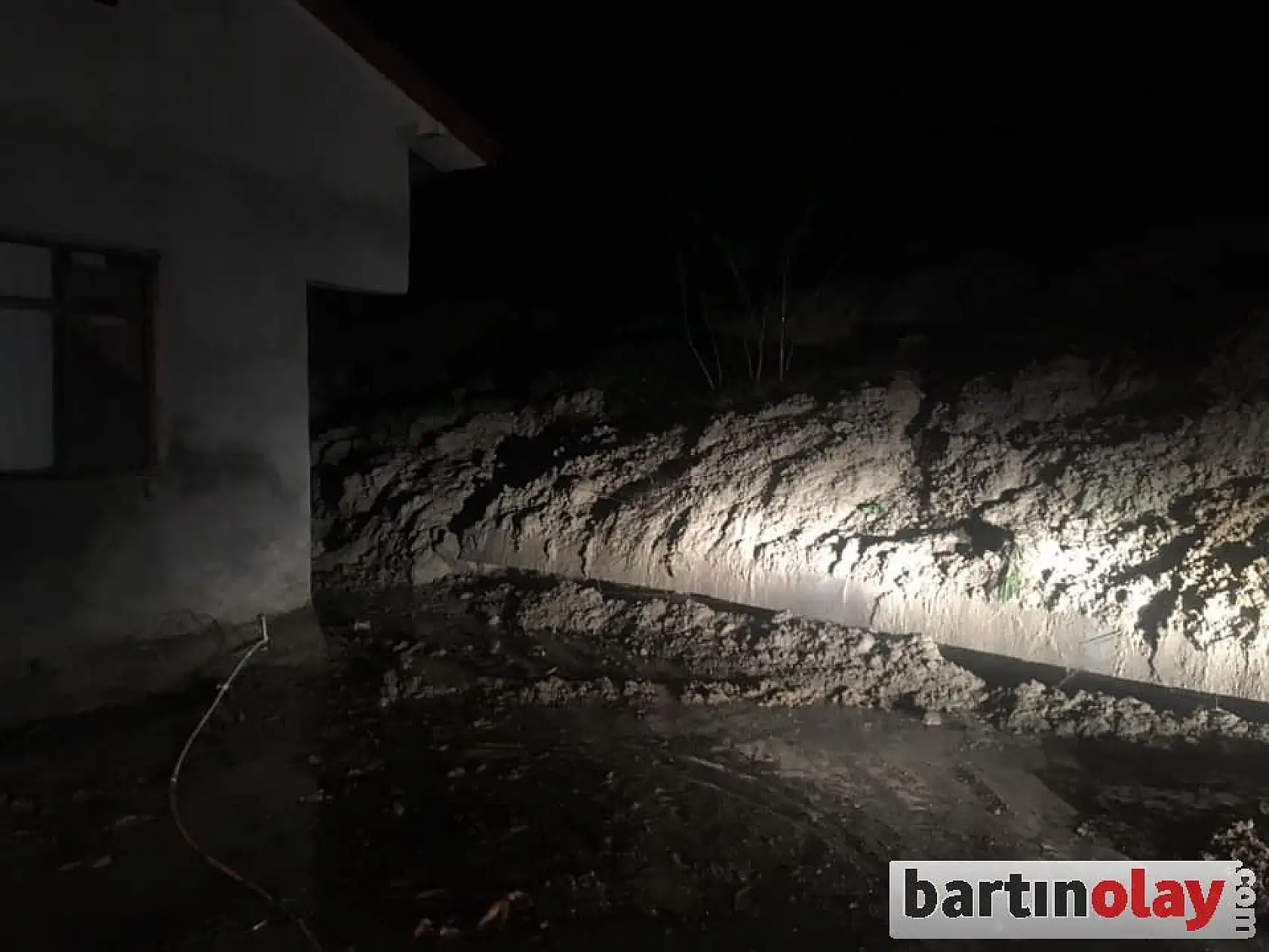 O köyde heyelan, ev boşaltıldı 