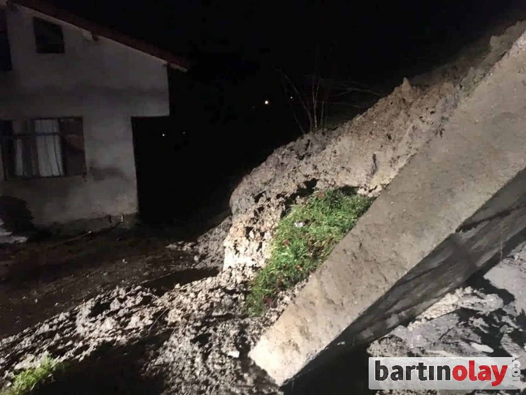 O köyde heyelan, ev boşaltıldı 