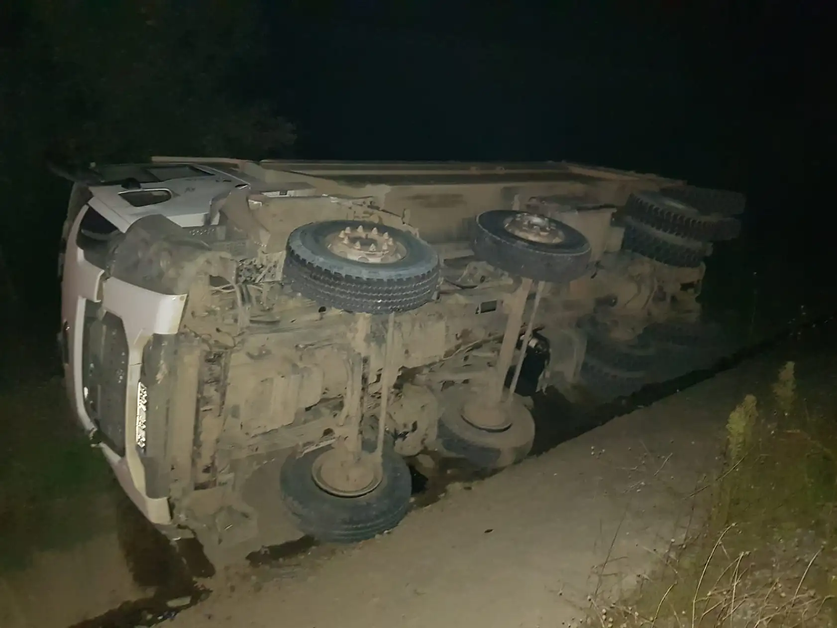 O Yolda Kamyon devrildi