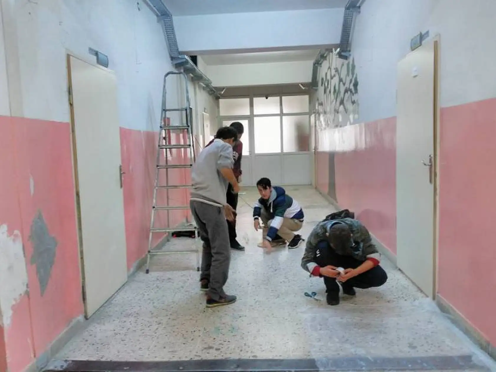Okul koridorunu boyadılar