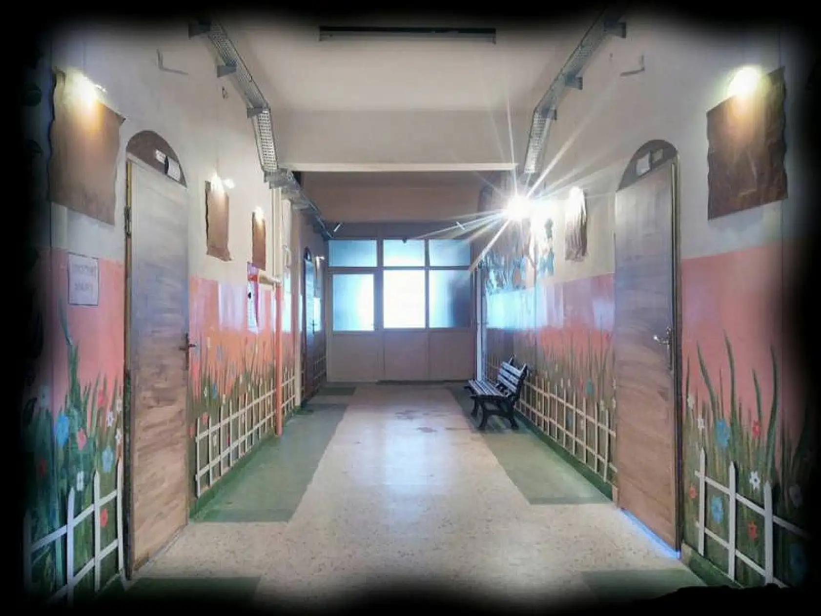 Okul koridorunu boyadılar