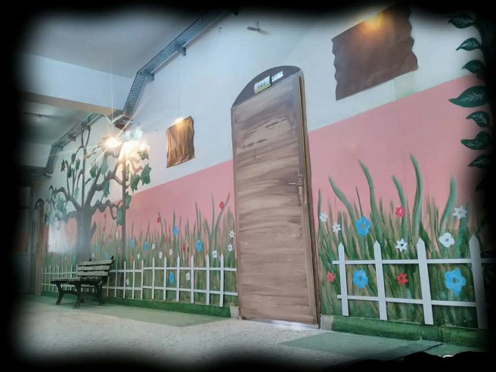 Okul koridorunu boyadılar