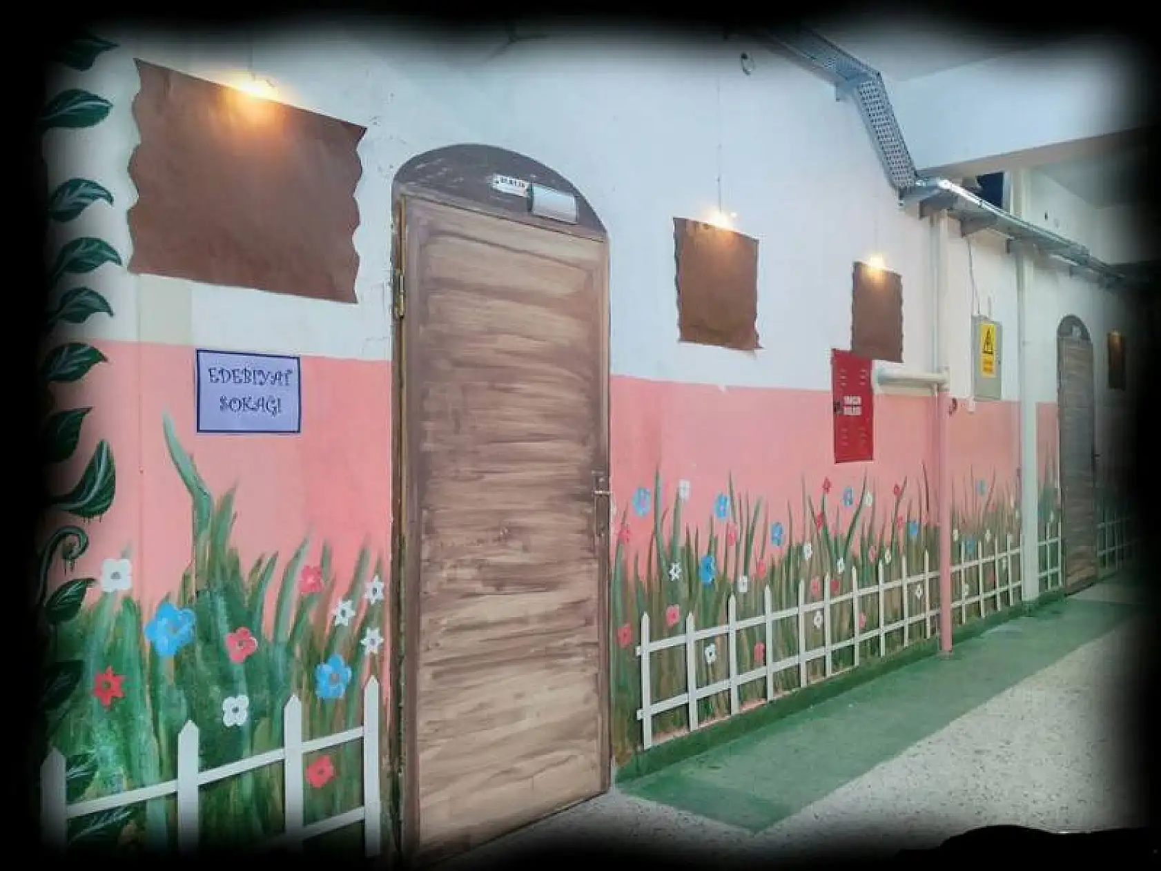 Okul koridorunu boyadılar