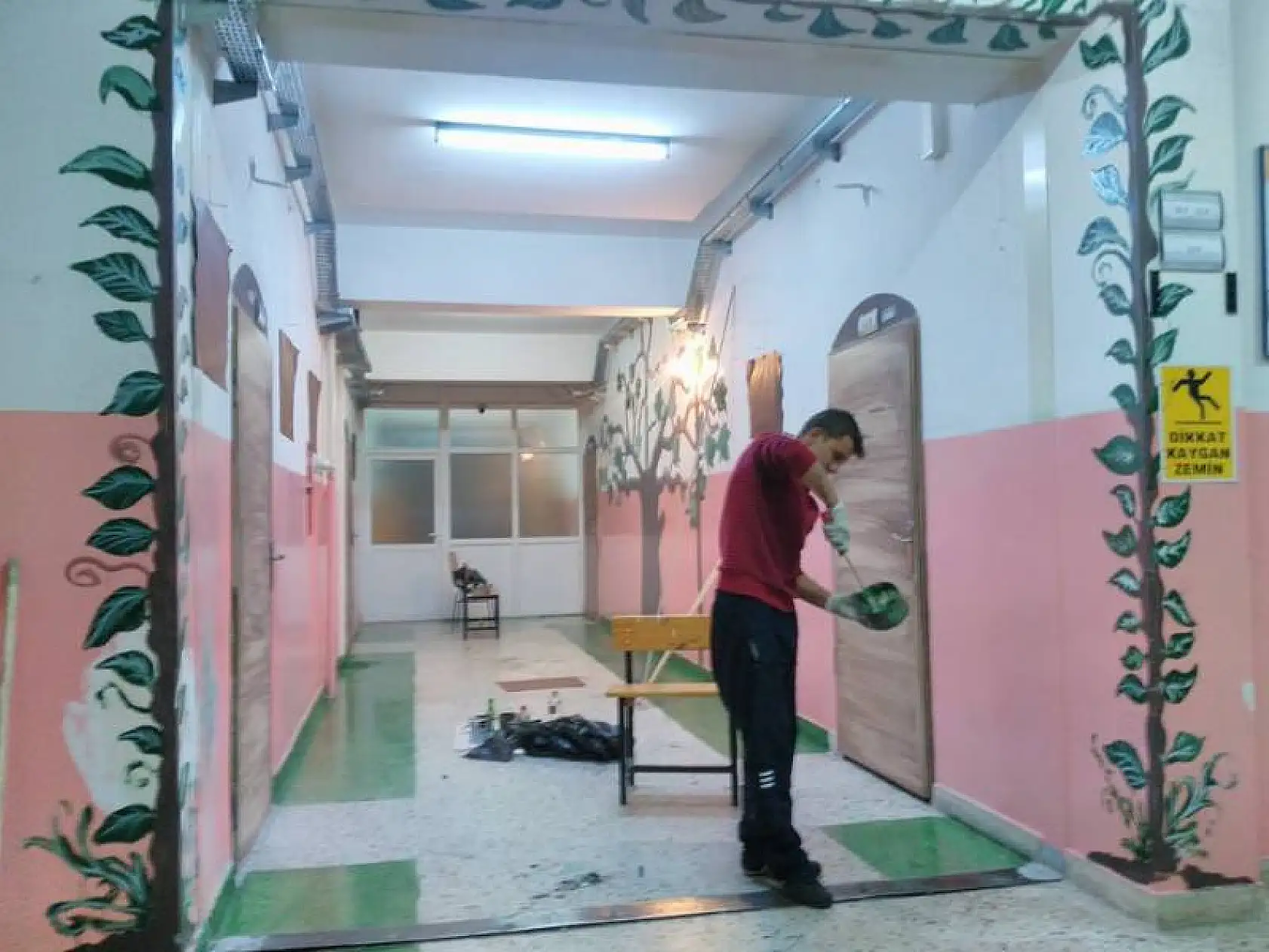 Okul koridorunu boyadılar